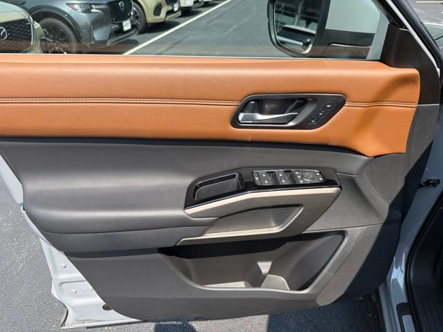 Used 2025 Nissan Pathfinder Platinum AWD/4WD image 13