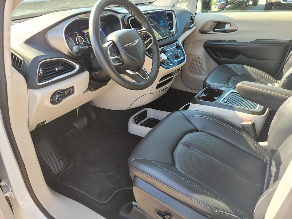Used 2024 Chrysler Pacifica Touring-L FWD image 2