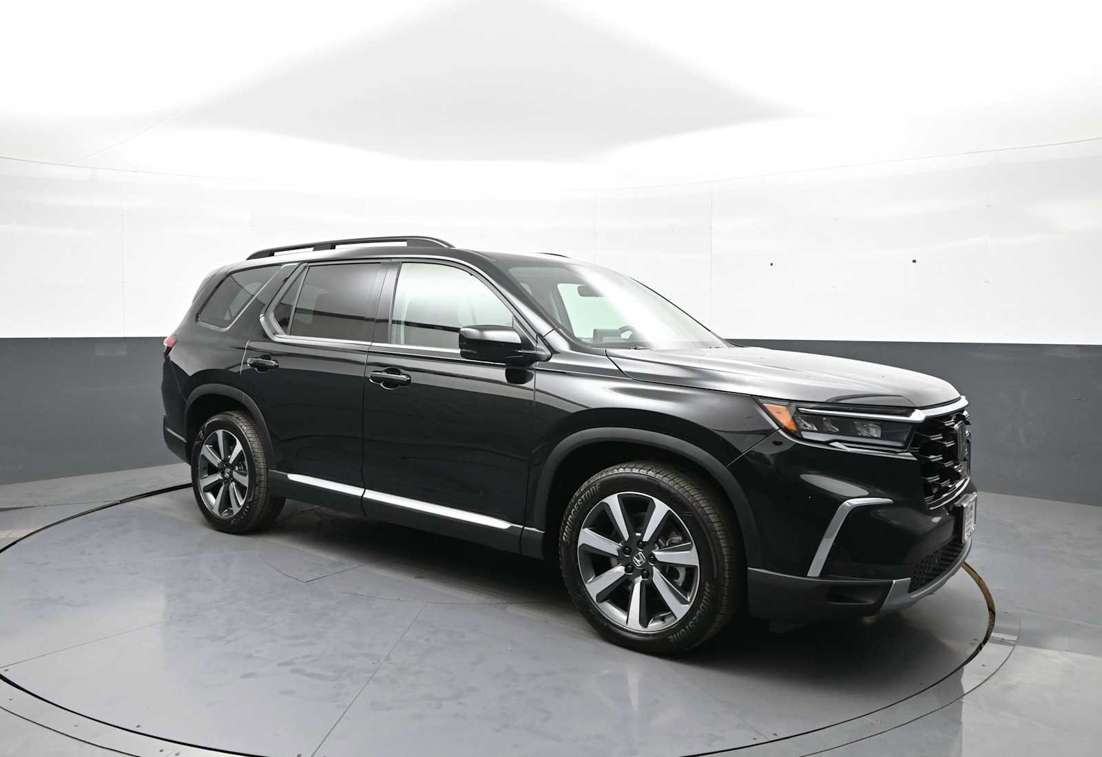Certified 2025 Honda Pilot Touring image 4