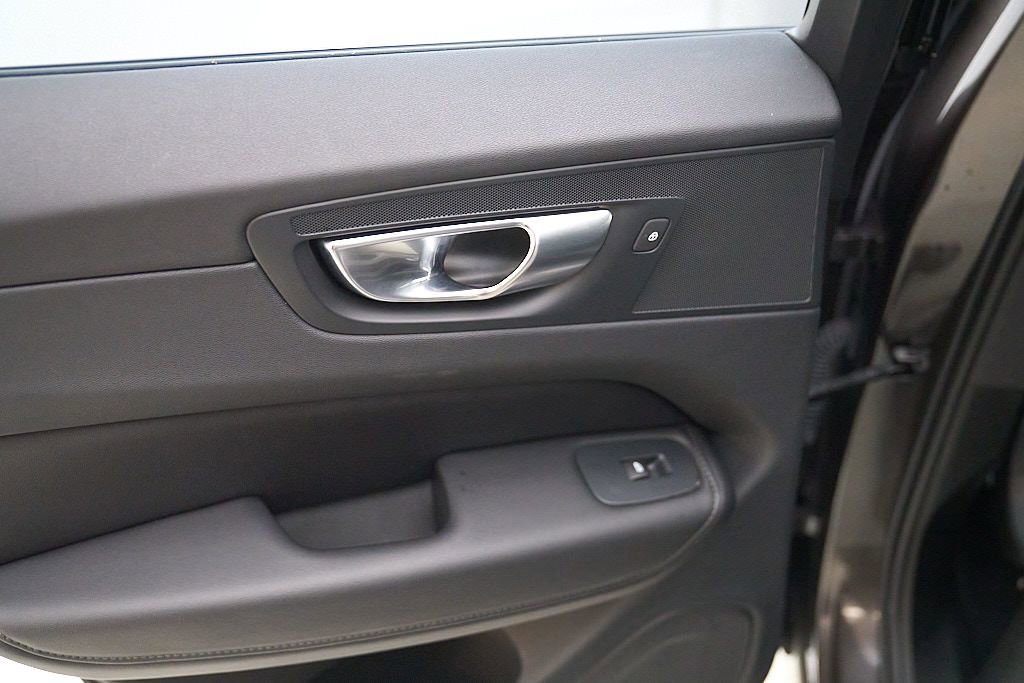 Certified 2025 Volvo XC60 B5 Plus AWD/4WD image 21