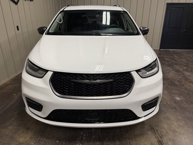 Used 2024 Chrysler Pacifica Touring-L w/ Road Tripper Package image 2