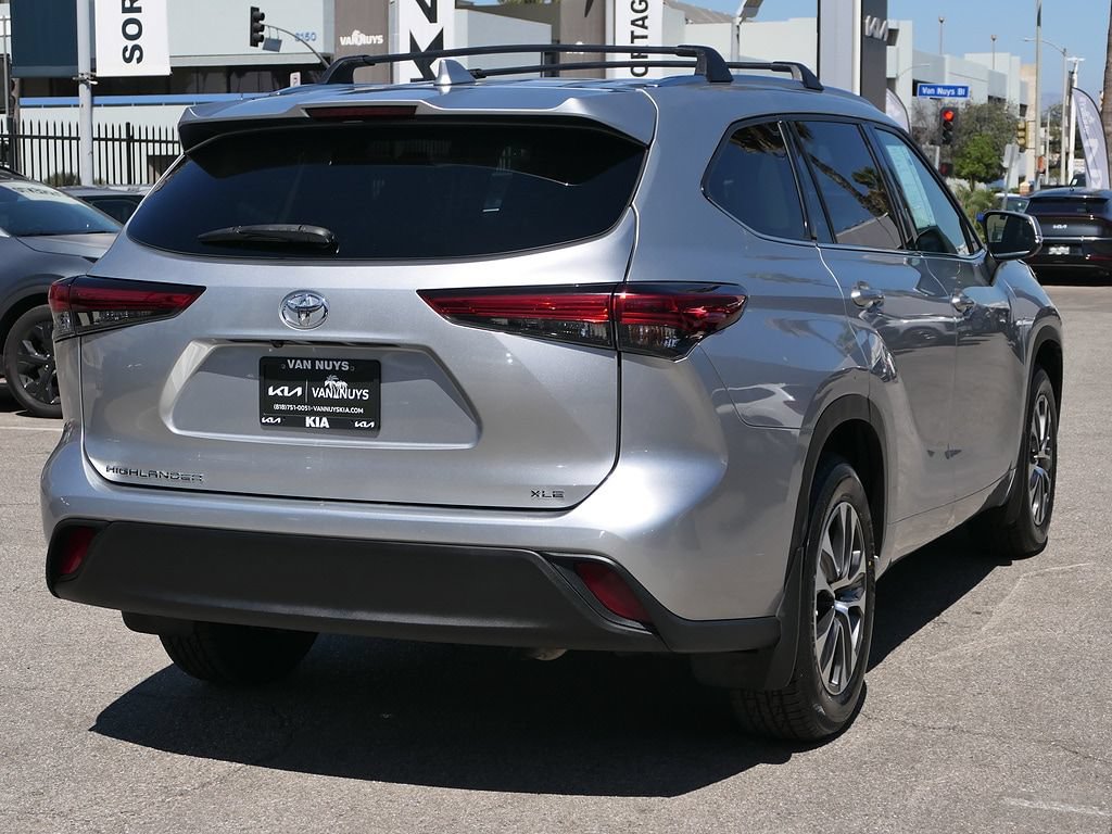 Used 2021 Toyota Highlander XLE FWD image 3