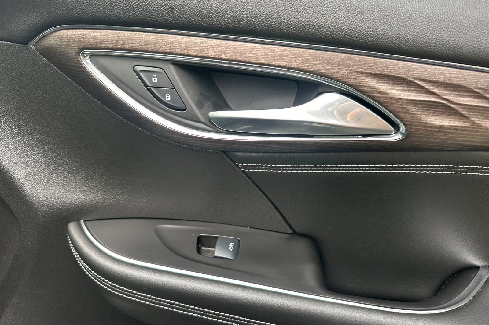 Used 2022 Buick Envision Avenir w/ Safety Package image 22