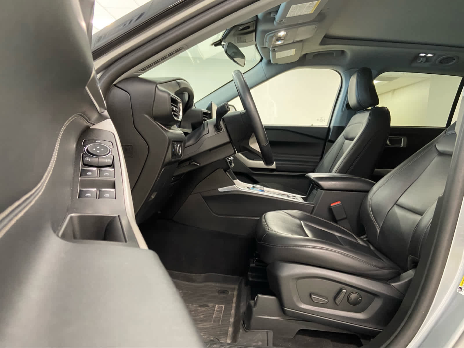Used 2023 Ford Explorer XLT w/ Equipment Group 202A AWD/4WD image 15