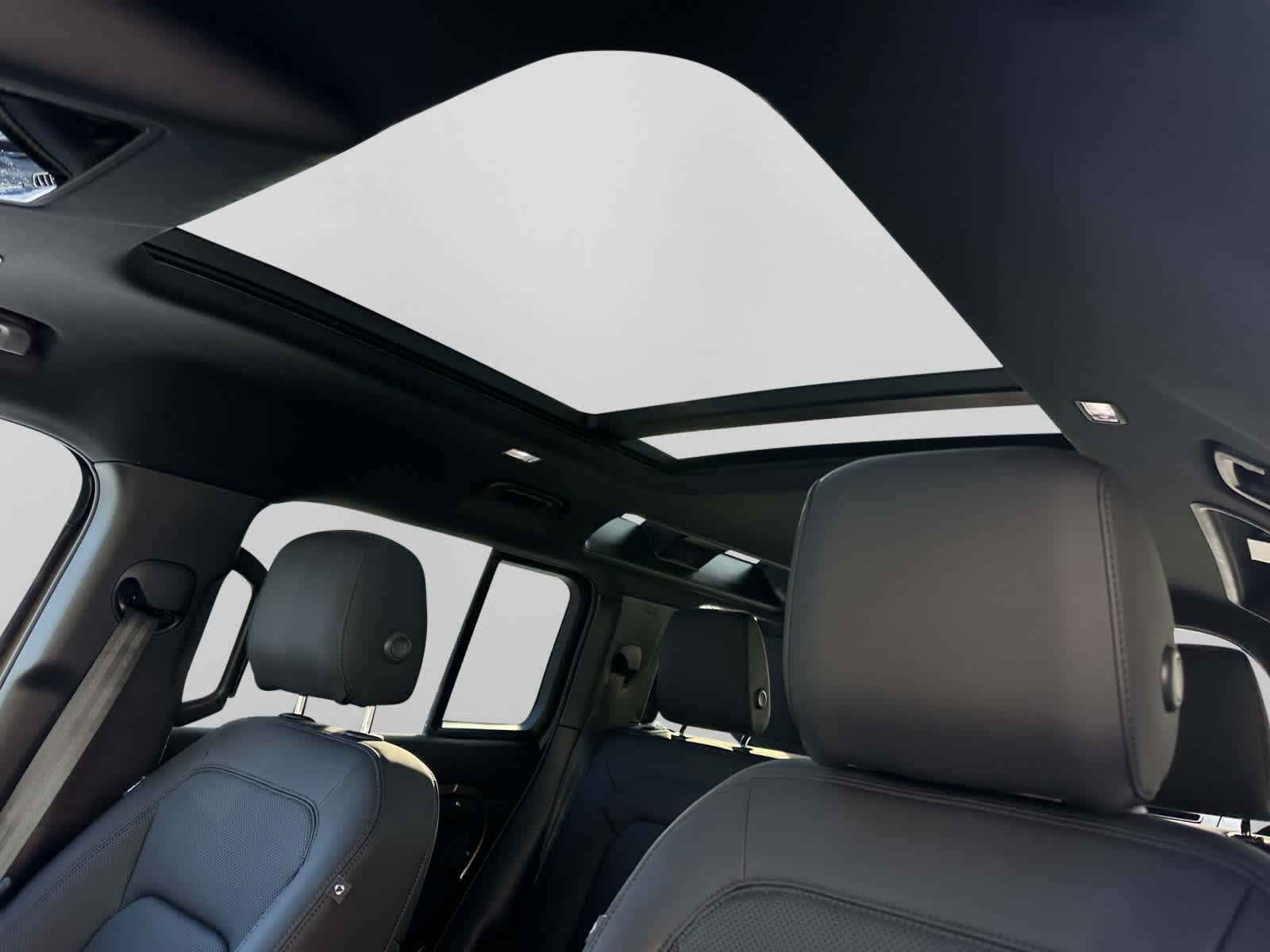 Used 2025 Land Rover Defender 110 S image 13