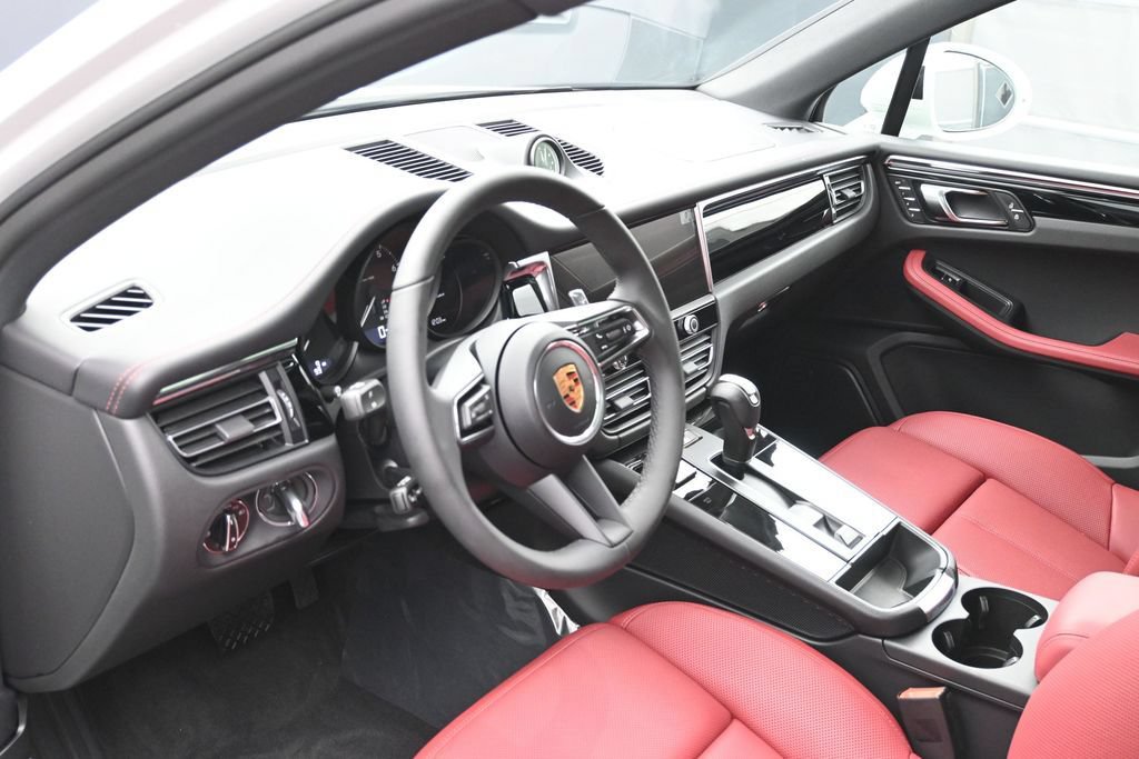 New 2026 Porsche Macan AWD/4WD image 4