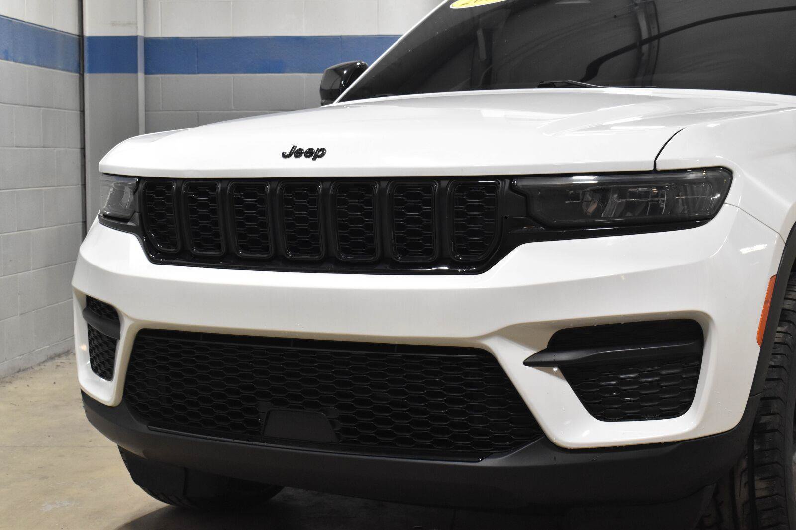 Used 2024 Jeep Grand Cherokee Altitude AWD/4WD image 27