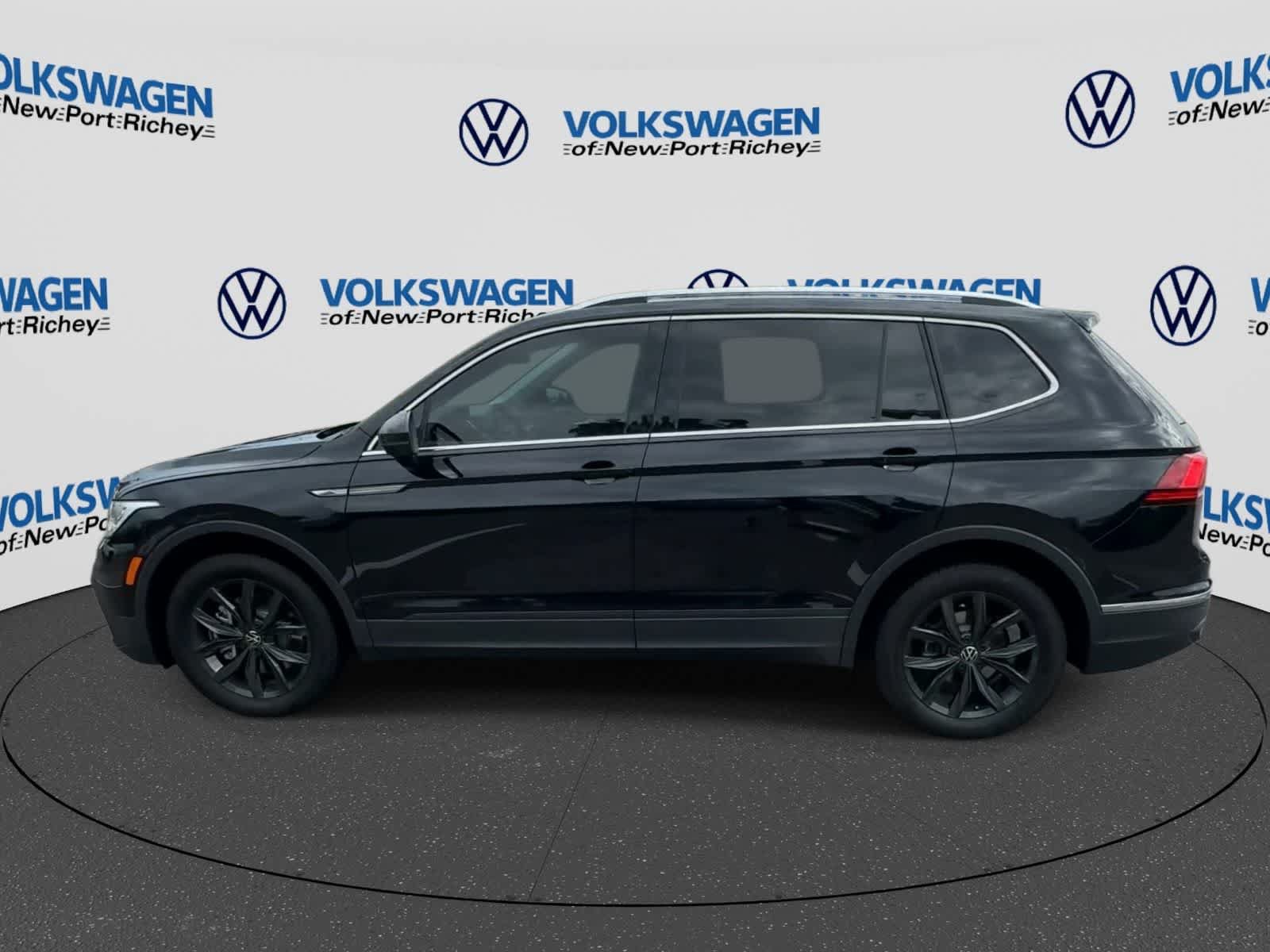 Used 2024 Volkswagen Tiguan SE w/ Panoramic Sunroof Package FWD image 5