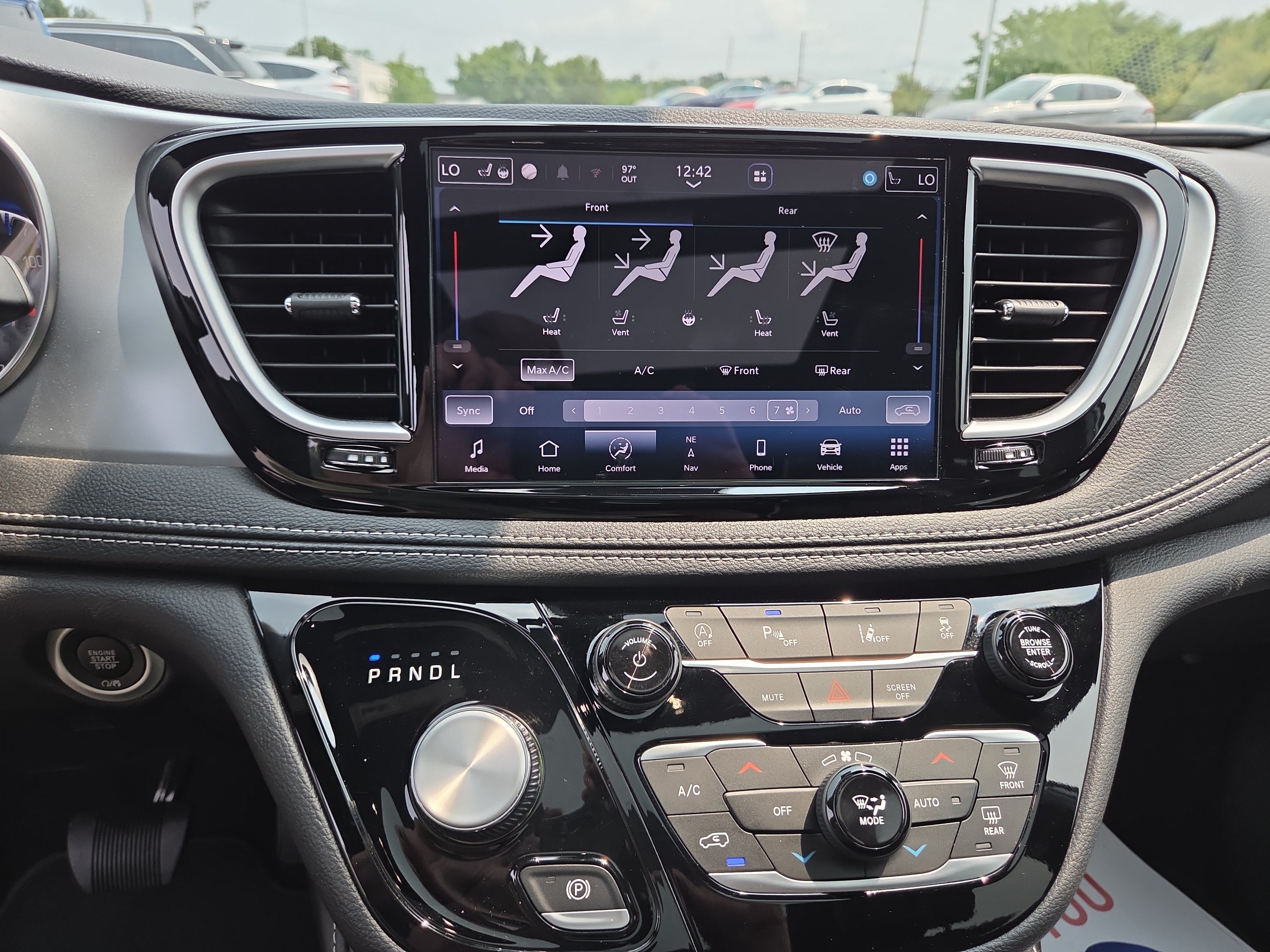 Used 2026 Chrysler Pacifica Limited FWD image 6