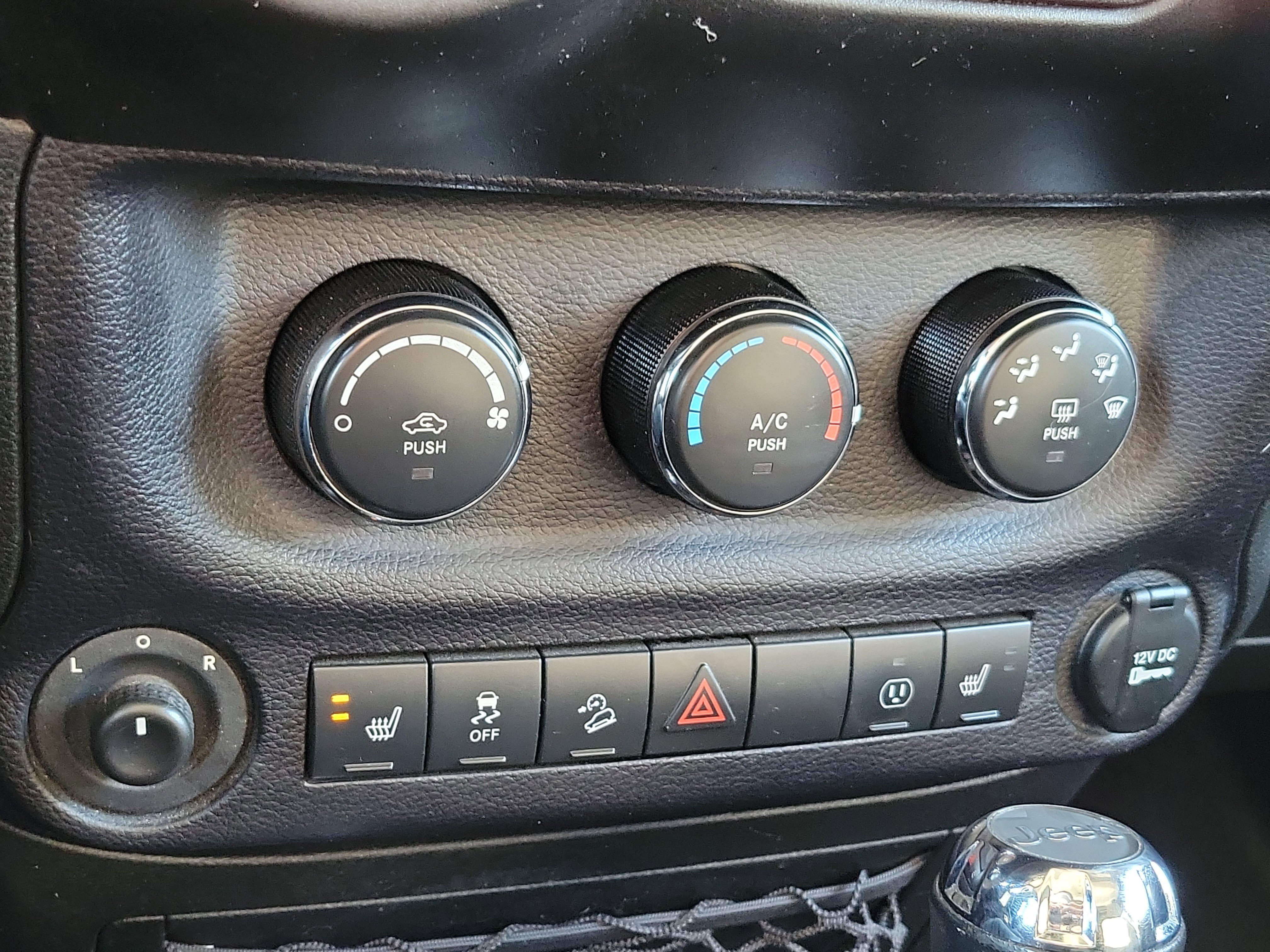 Used 2015 Jeep Wrangler Unlimited Sahara w/ Connectivity Group image 25