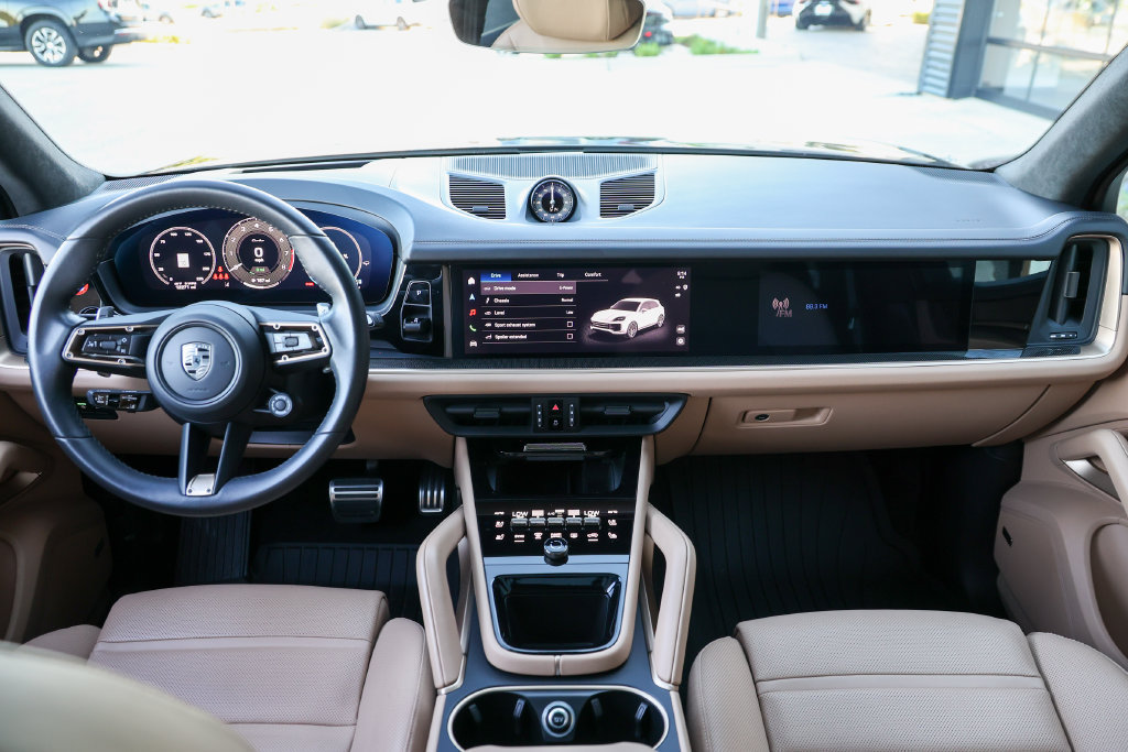Certified 2025 Porsche Cayenne Turbo AWD/4WD image 36