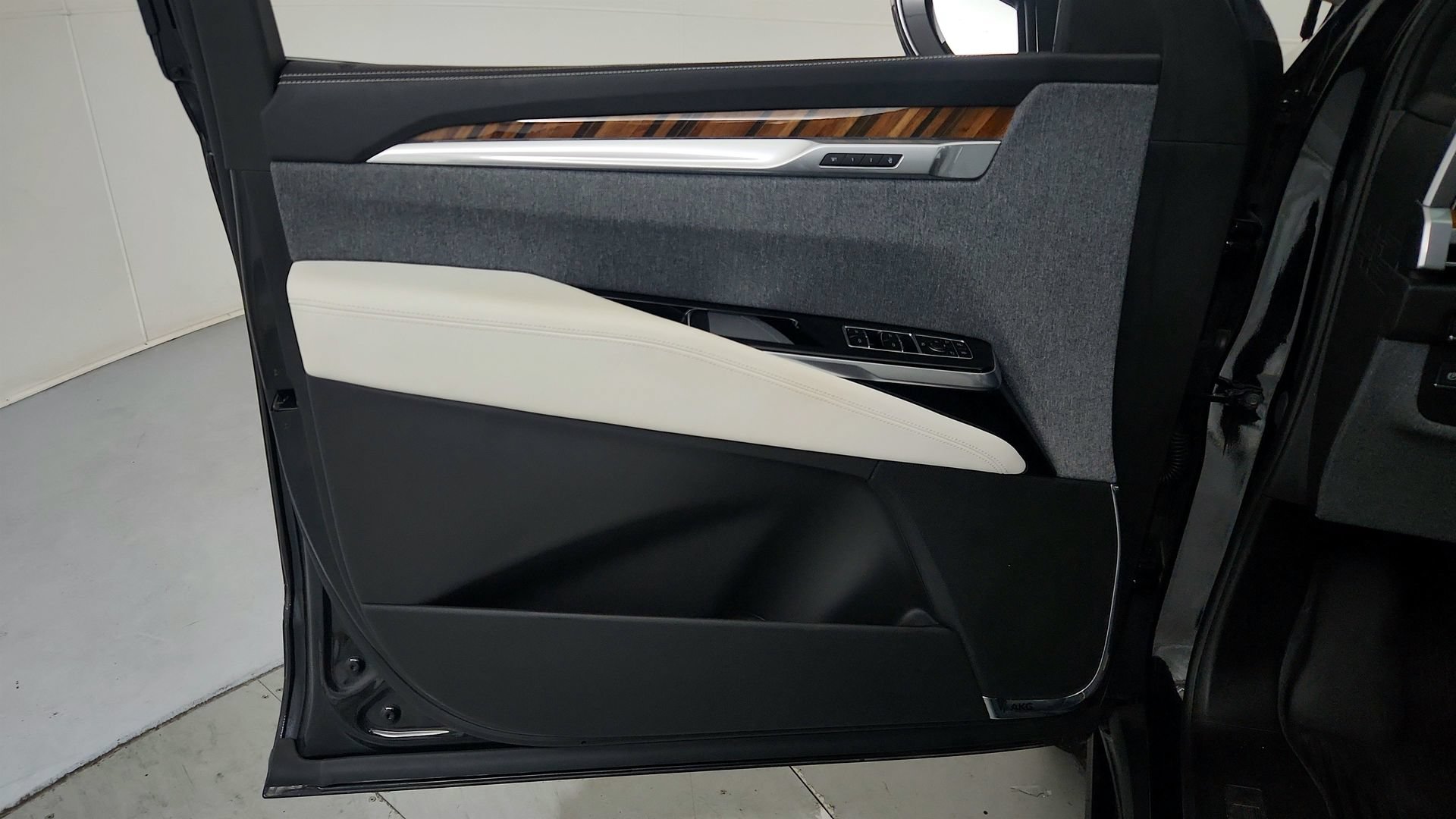 Used 2025 Cadillac Escalade Sport Platinum w/ LPO, Floor Liner Package AWD/4WD image 16