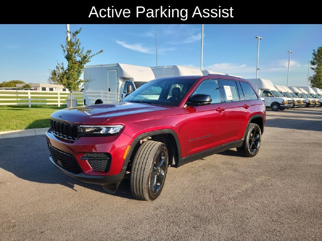 Used 2025 Jeep Grand Cherokee Altitude AWD/4WD image 3