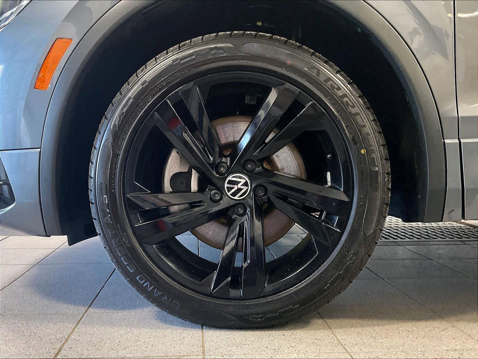 Used 2023 Volkswagen Tiguan SE R-Line AWD/4WD image 7