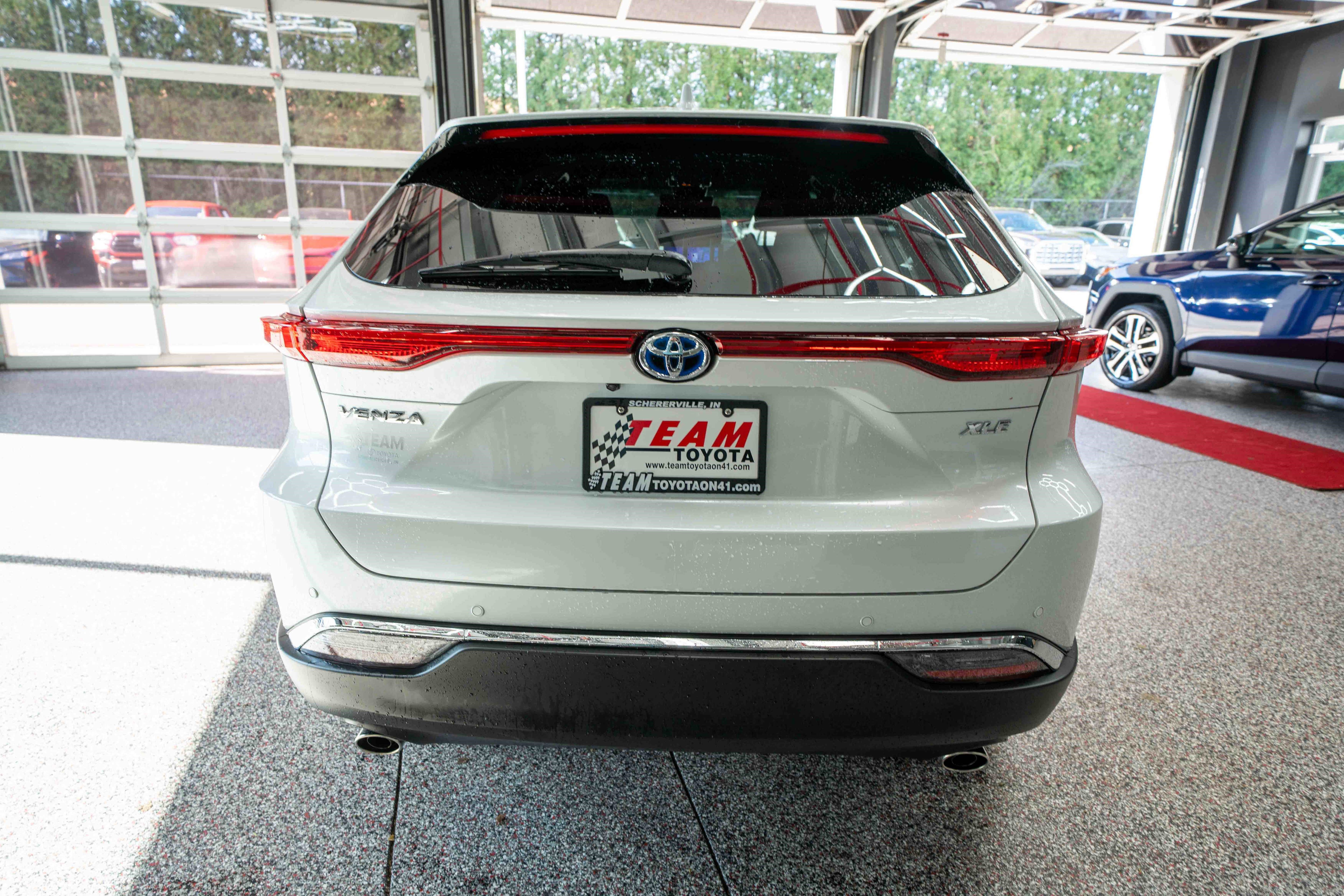 Used 2024 Toyota Venza XLE AWD/4WD image 3