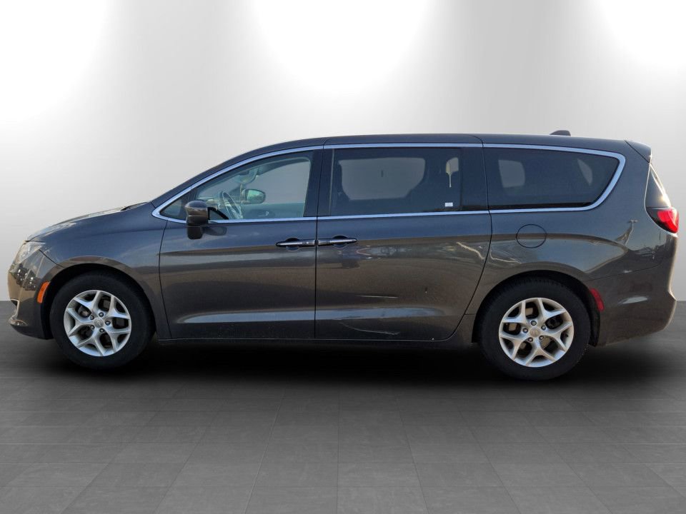 Used 2018 Chrysler Pacifica Touring Plus w/ Tire & Wheel Group FWD image 9