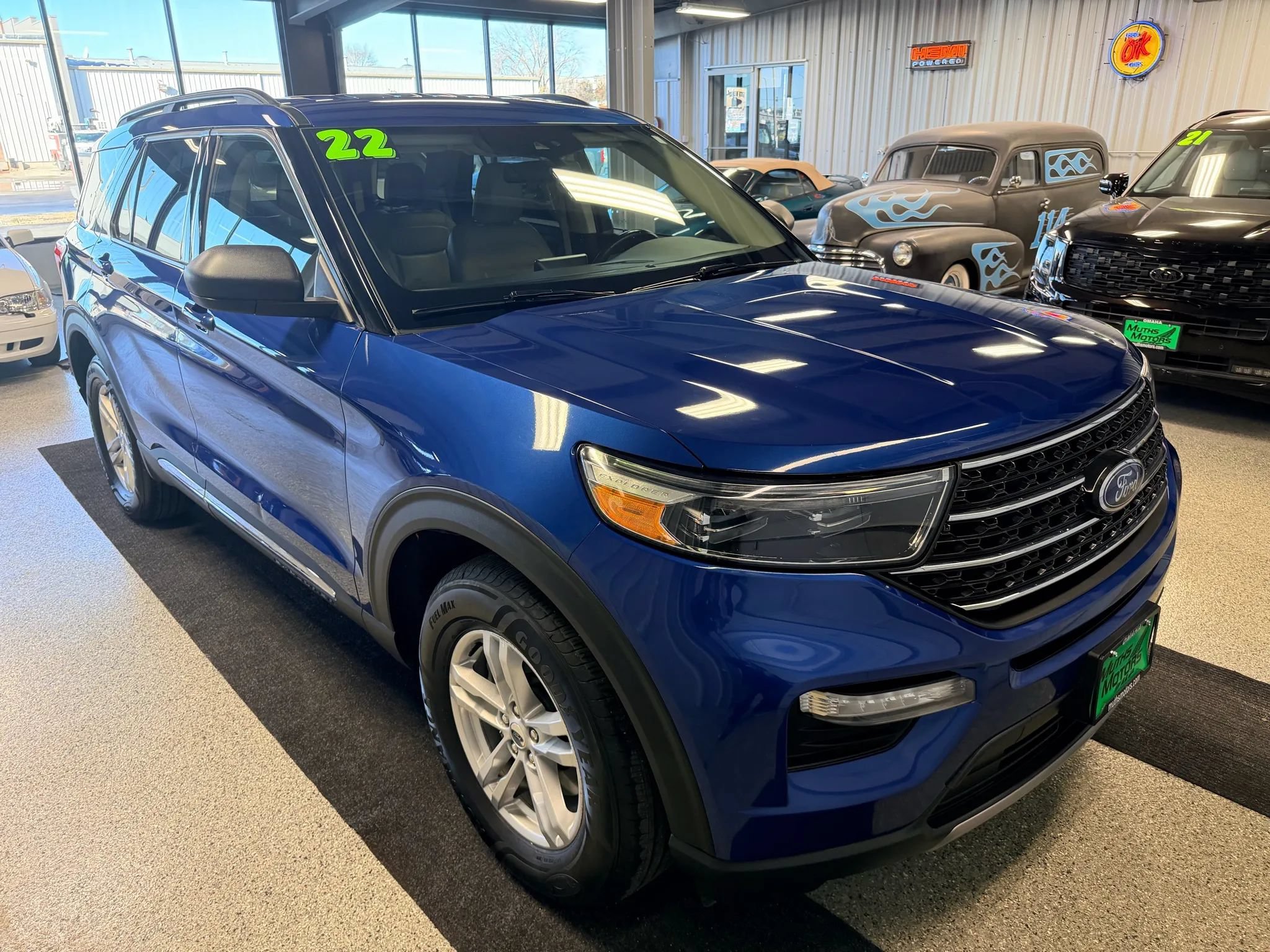 Used 2022 Ford Explorer XLT w/ Equipment Group 202A AWD/4WD image 2