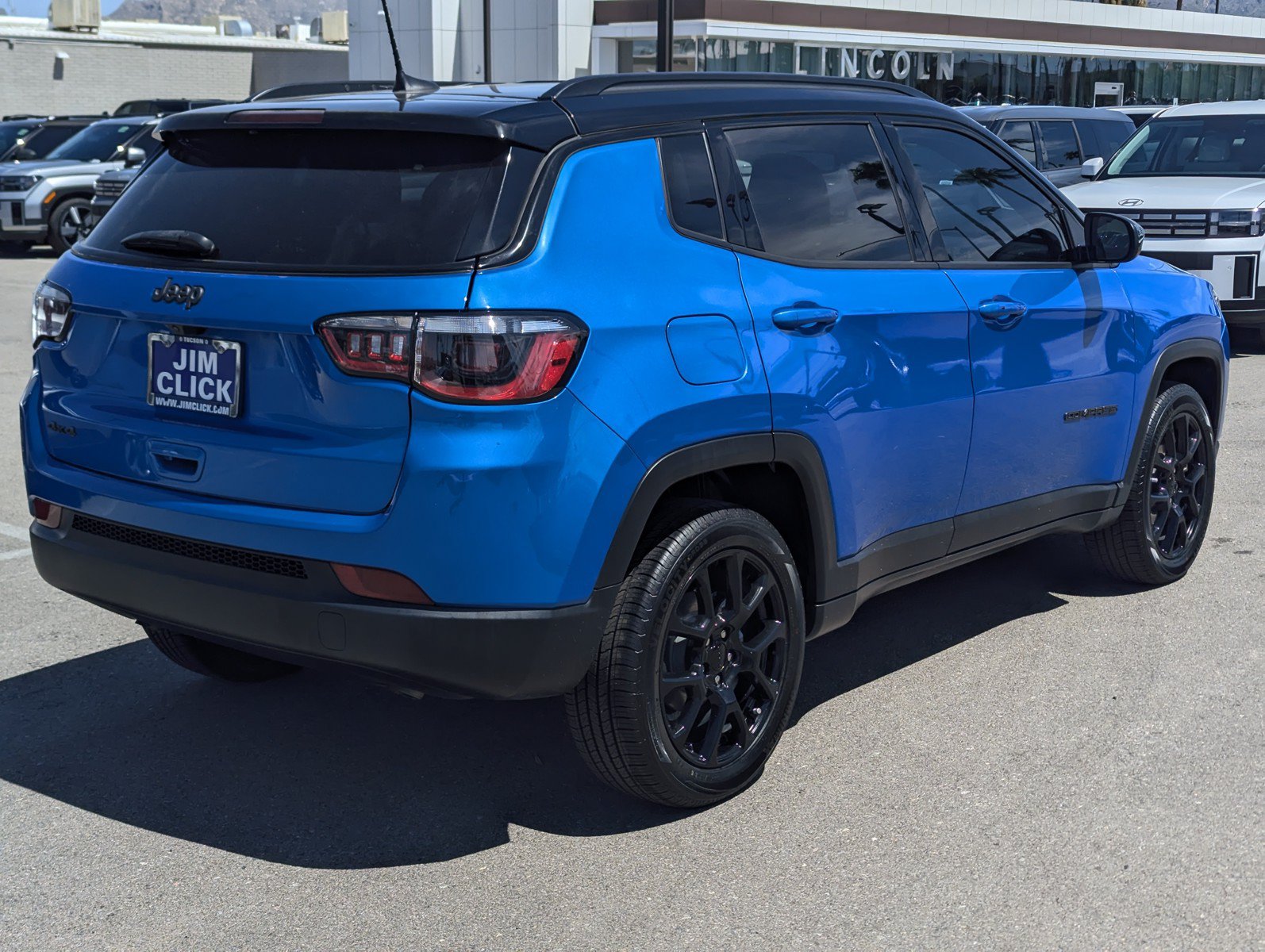Used 2024 Jeep Compass Latitude w/ Convenience Group AWD/4WD image 2