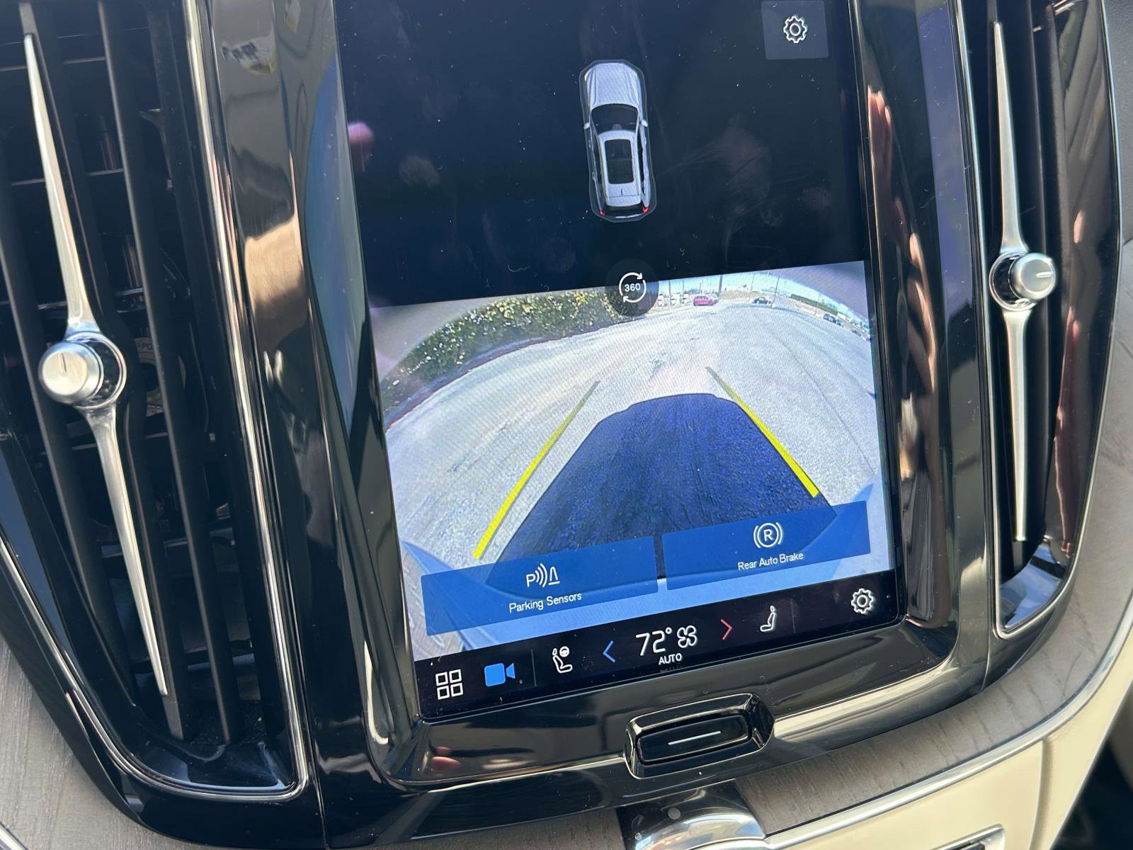 Certified 2023 Volvo XC60 B5 Plus w/ Climate Package image 27