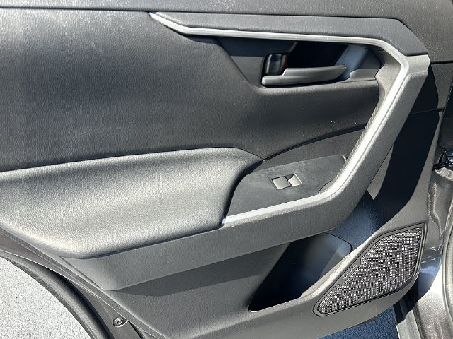 Used 2022 Toyota RAV4 LE FWD image 17