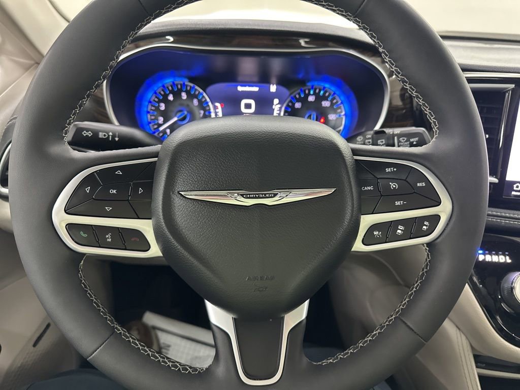 Used 2022 Chrysler Pacifica Limited w/ Uconnect Theater Family Group image 33