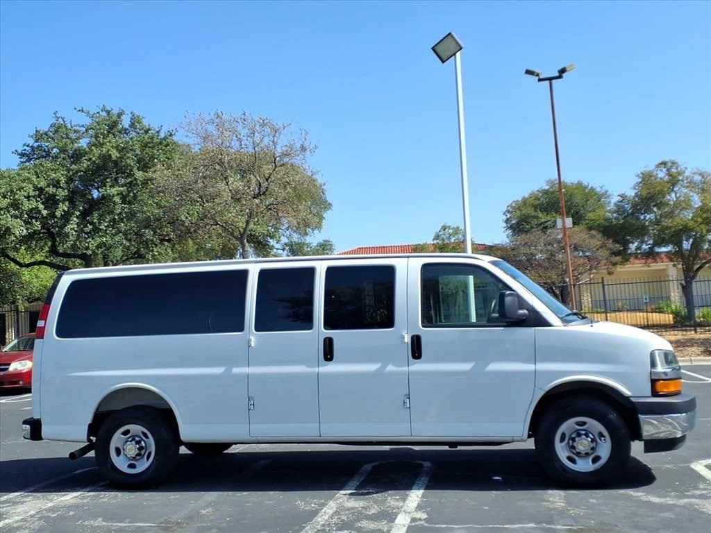 Used 2025 Chevrolet Express 3500 LT w/ LT Preferred Equipment Group RWD image 4