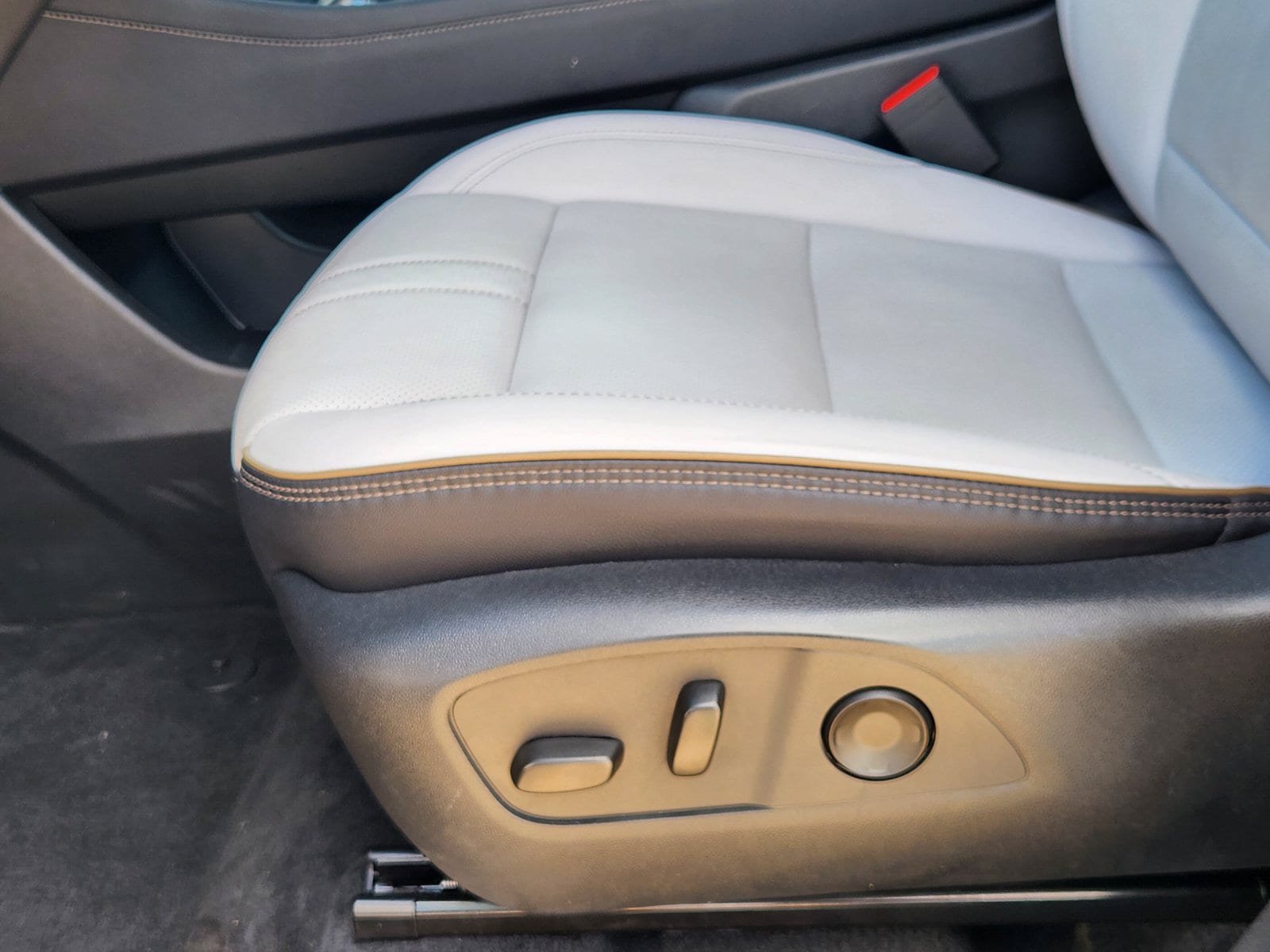 Used 2026 Chevrolet Traverse High Country w/ LPO, Floor Liner Package FWD image 32