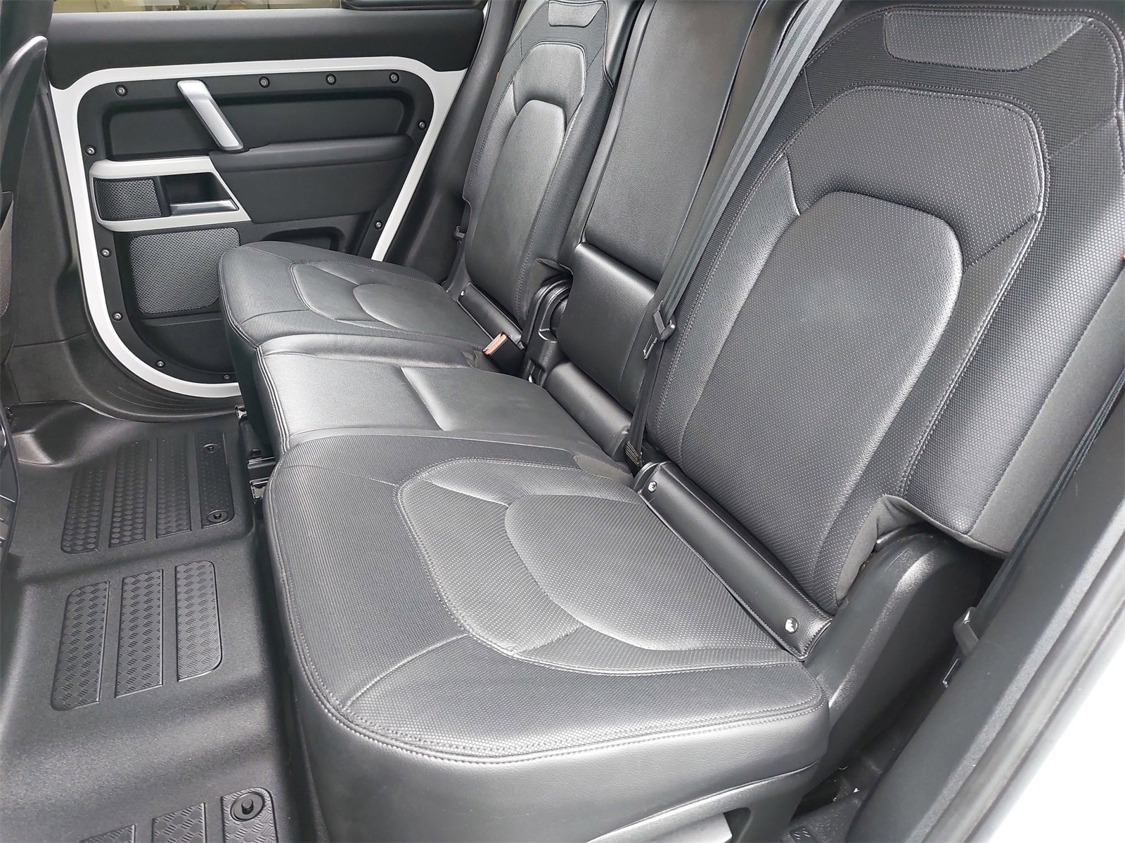 Used 2023 Land Rover Defender 110 X-Dynamic SE image 15