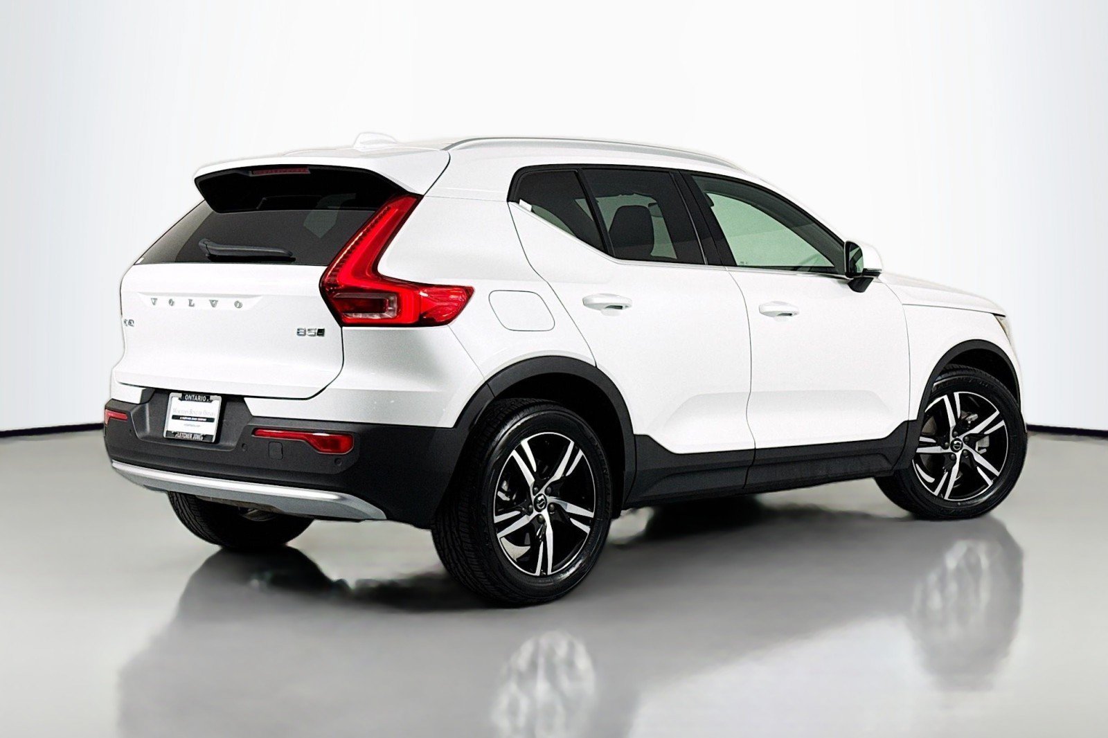 Used 2023 Volvo XC40 B5 Plus AWD/4WD image 12