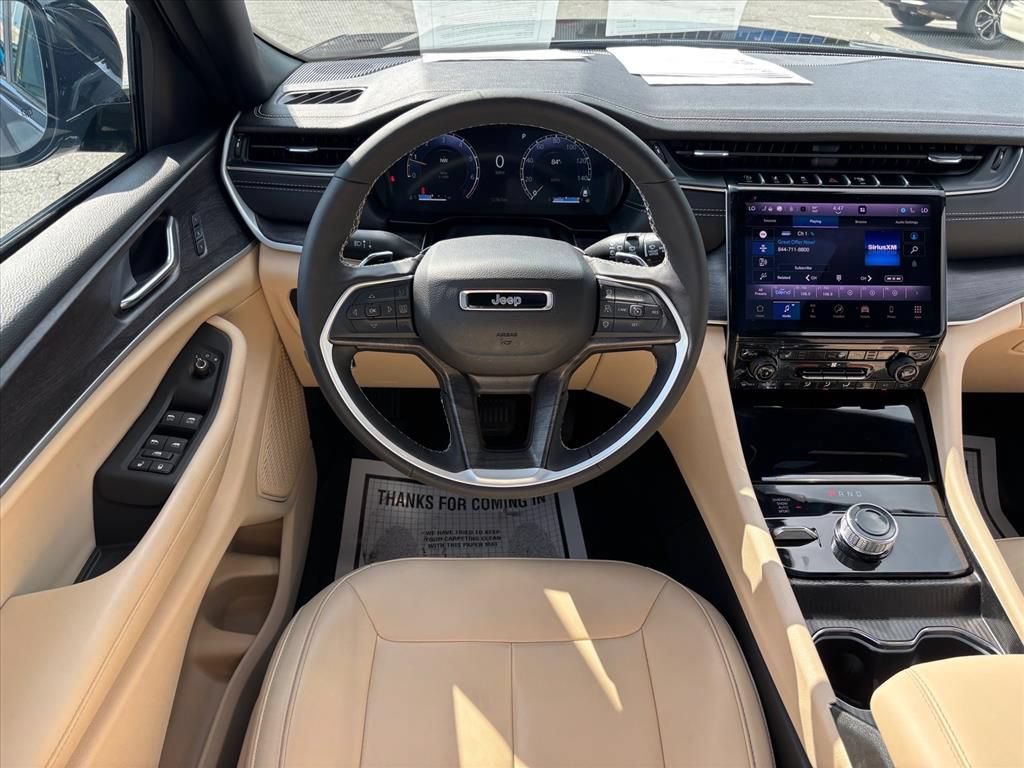 Used 2025 Jeep Grand Cherokee L Limited AWD/4WD image 3
