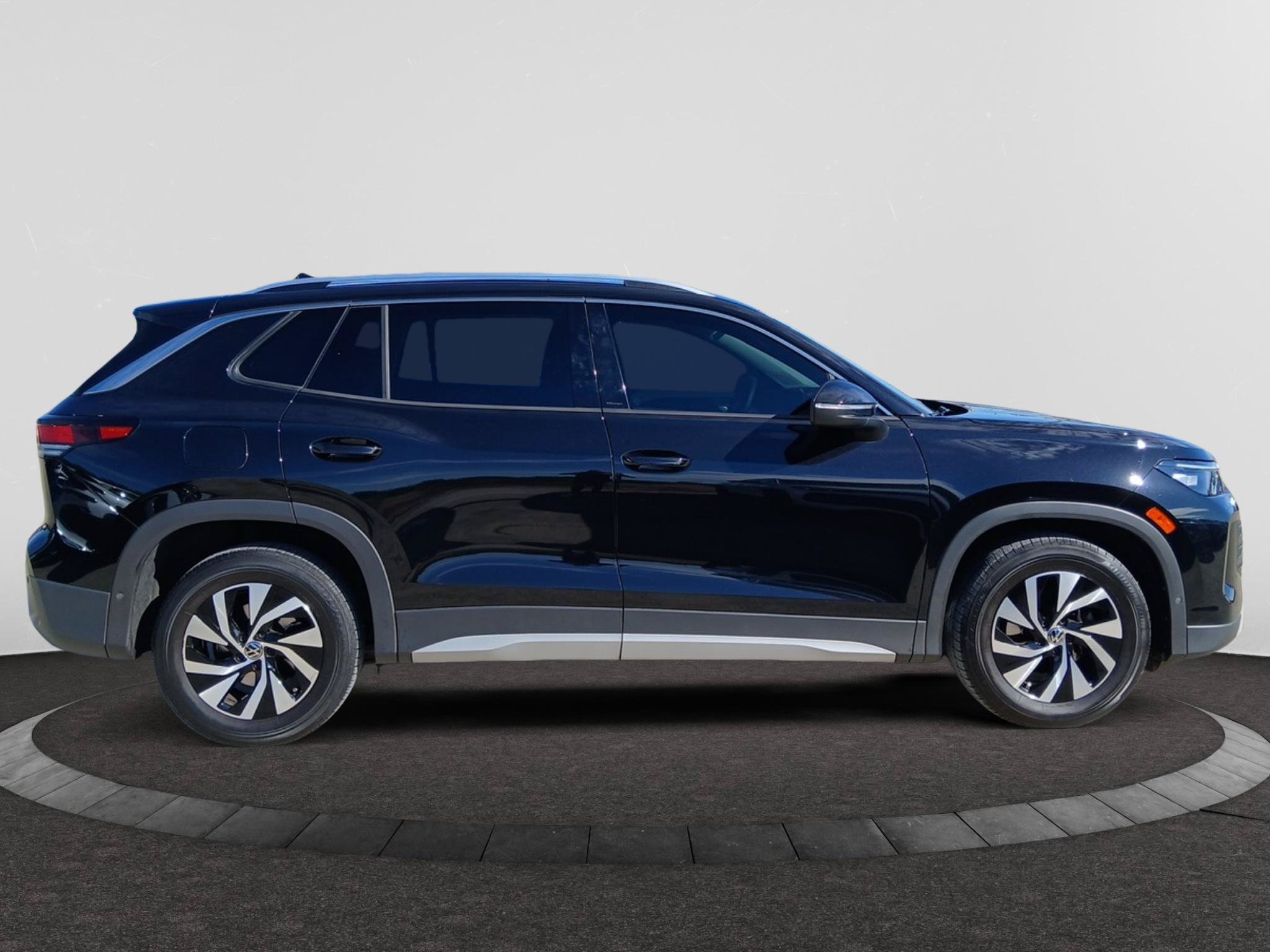 Used 2025 Volkswagen Tiguan S FWD image 8