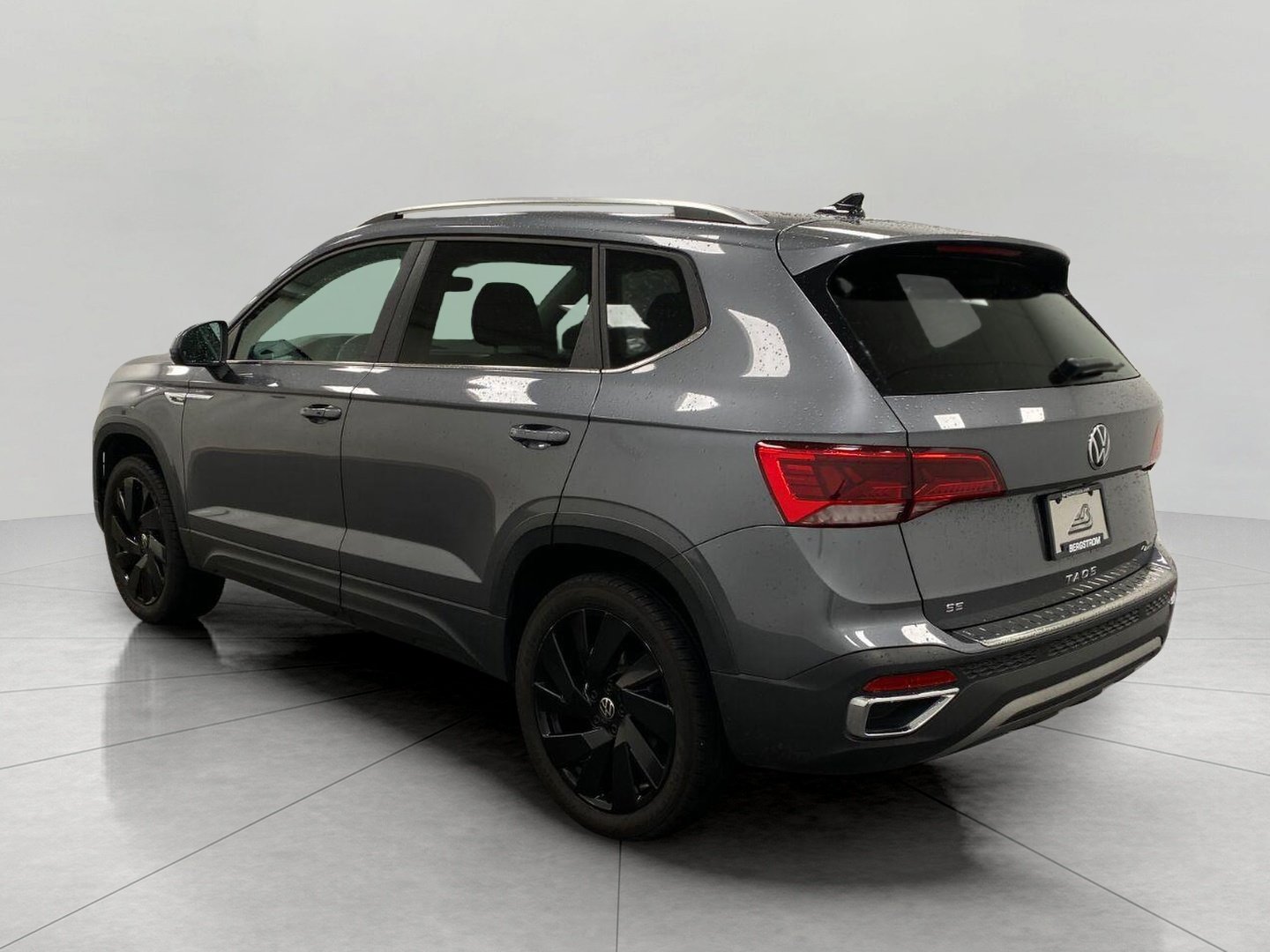 Used 2023 Volkswagen Taos SE w/ Panoramic Sunroof Package AWD/4WD image 7