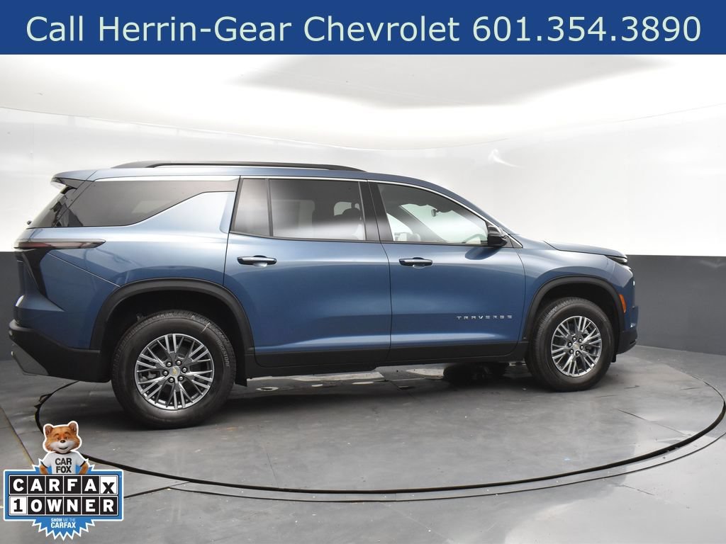 Used 2025 Chevrolet Traverse LT FWD image 7