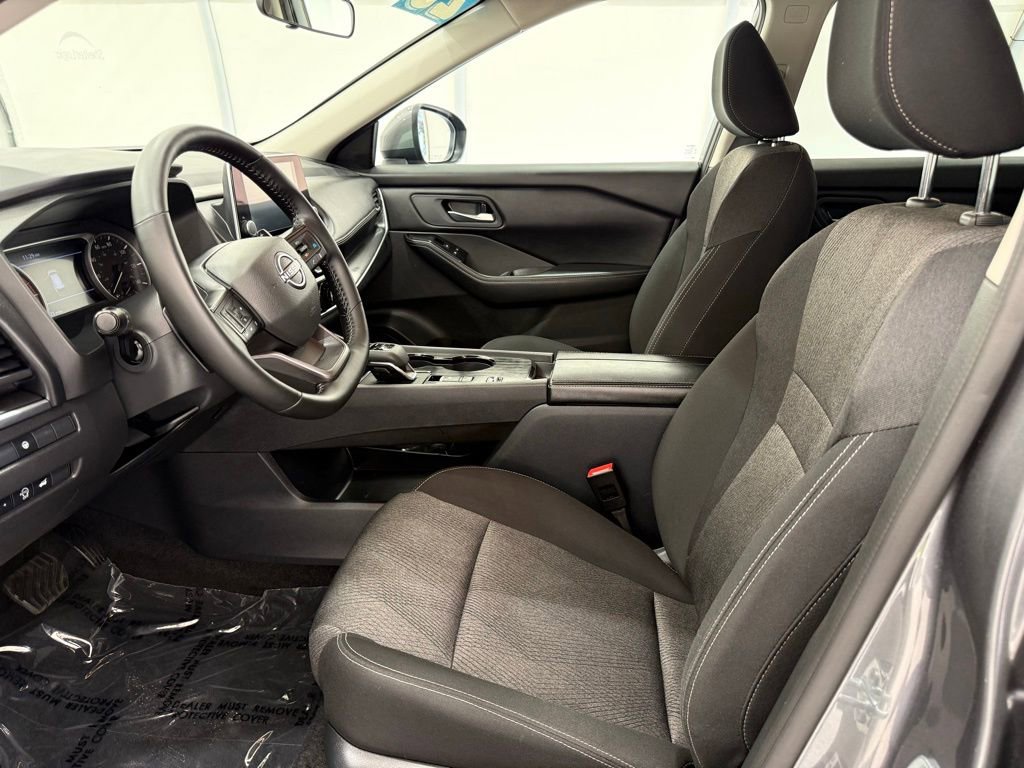 Used 2025 Nissan Rogue SV image 12