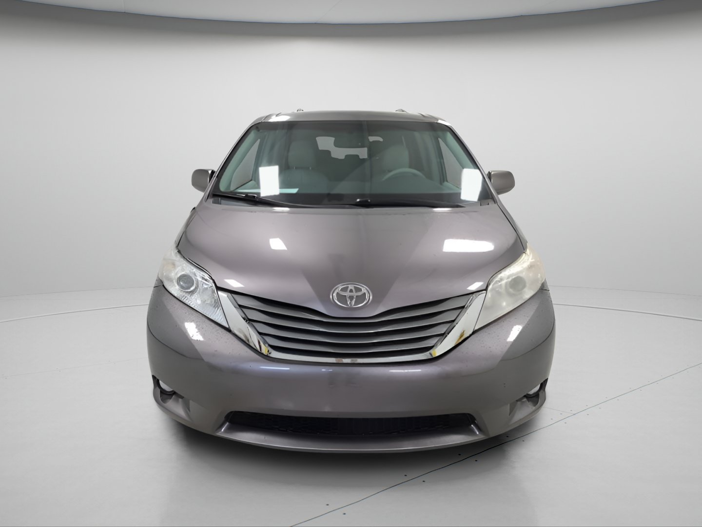 Used 2014 Toyota Sienna XLE w/ Entertainment Package FWD image 2