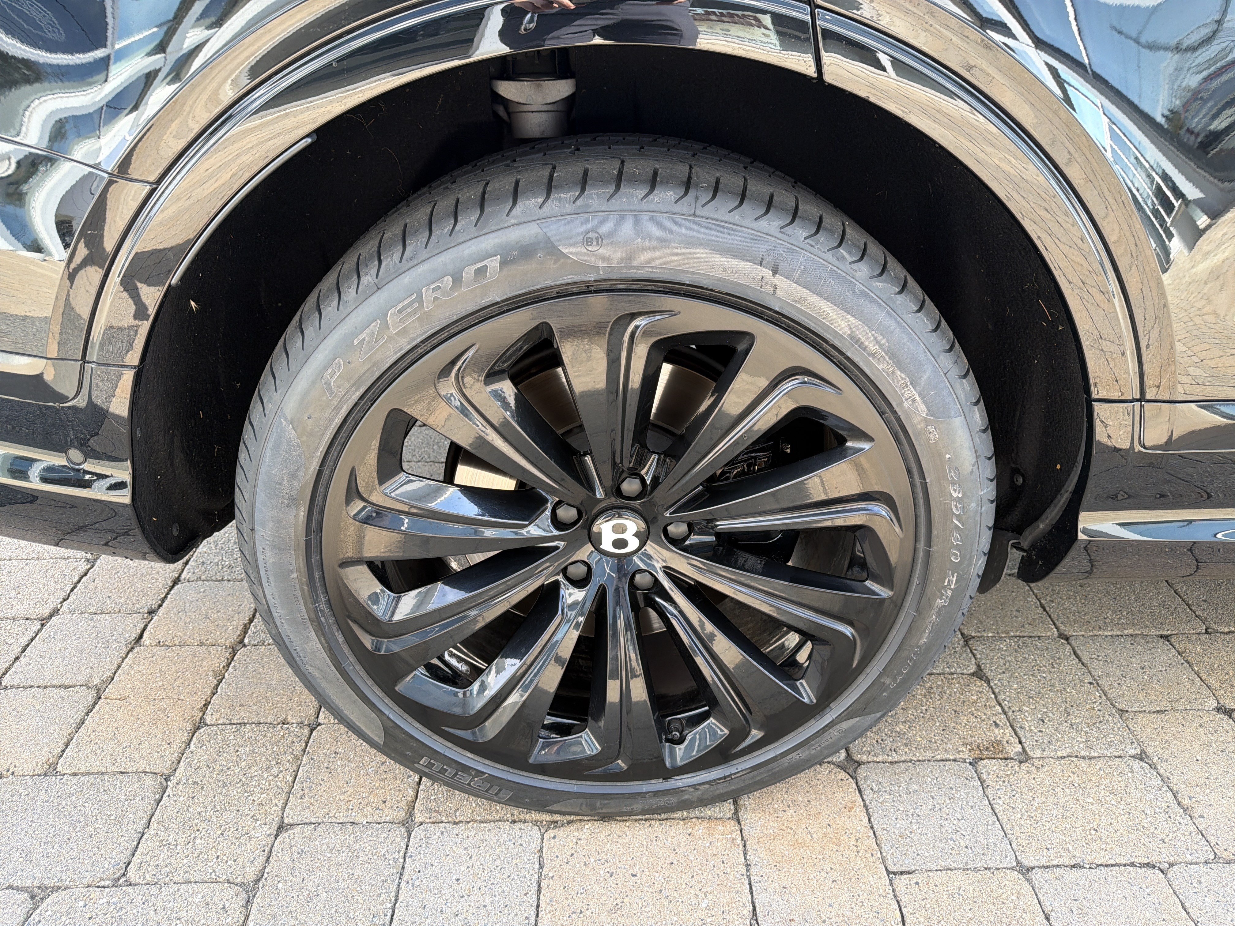 Used 2023 Bentley Bentayga Extended Wheelbase AWD/4WD image 30