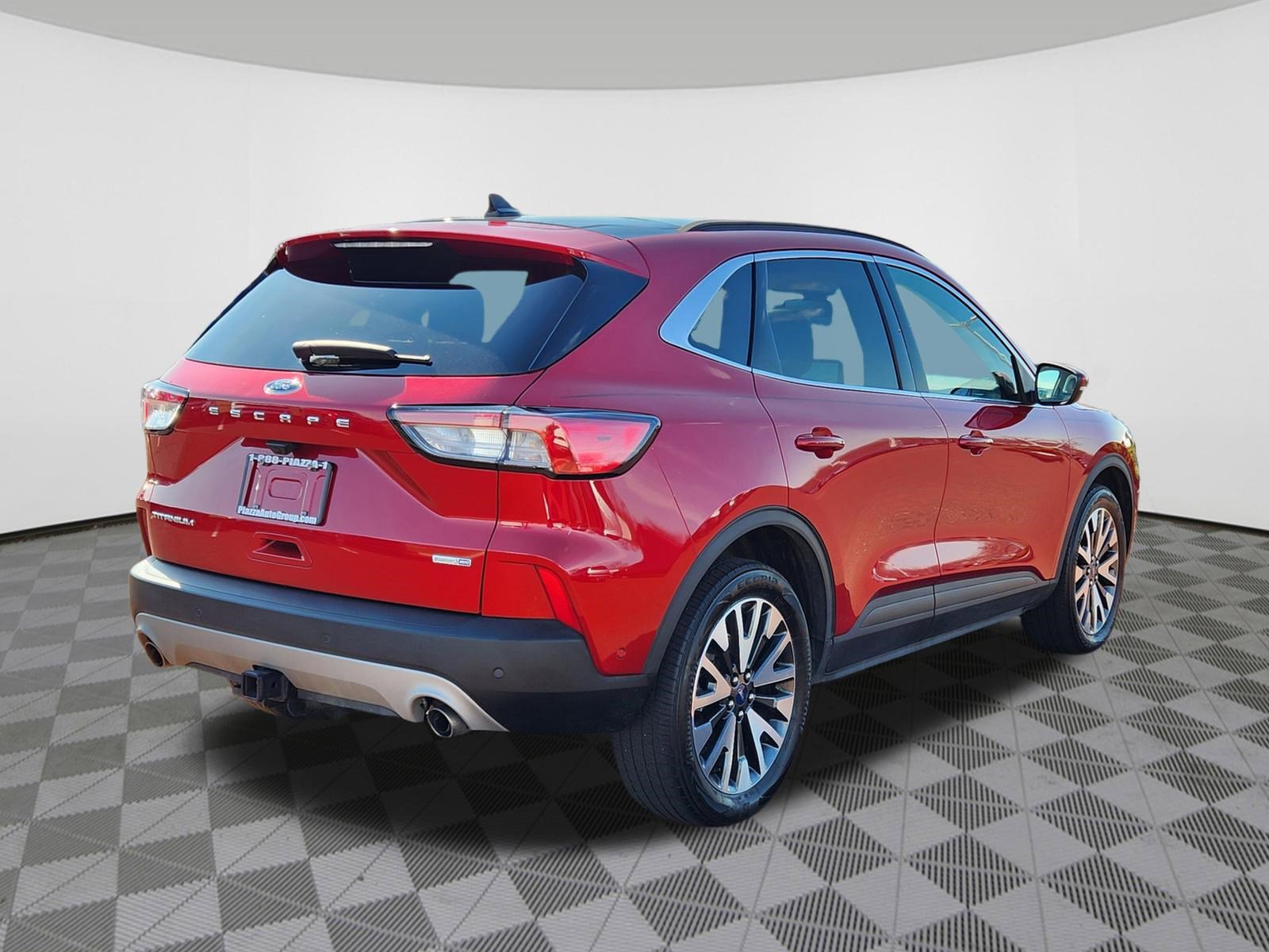Used 2020 Ford Escape Titanium image 4