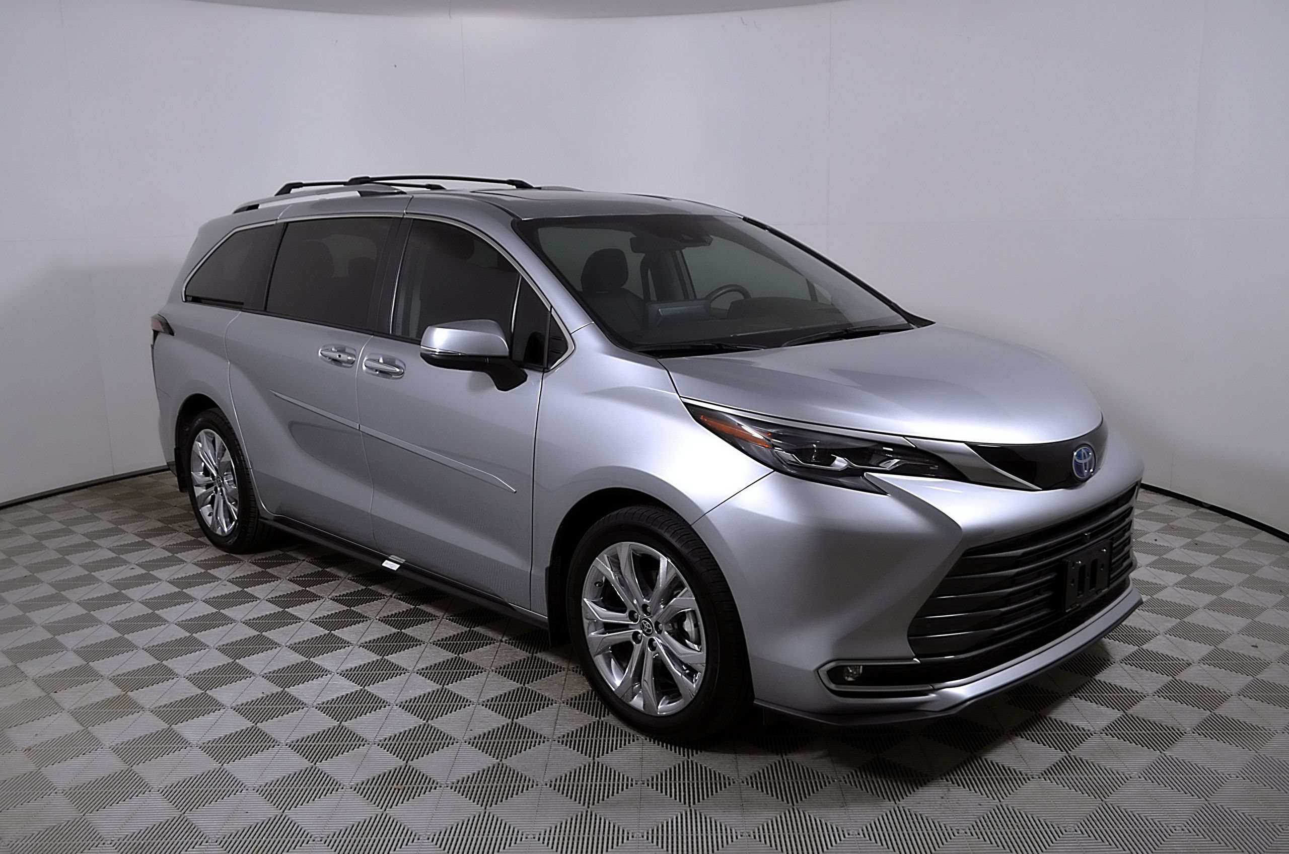 Used 2024 Toyota Sienna Platinum FWD image 7