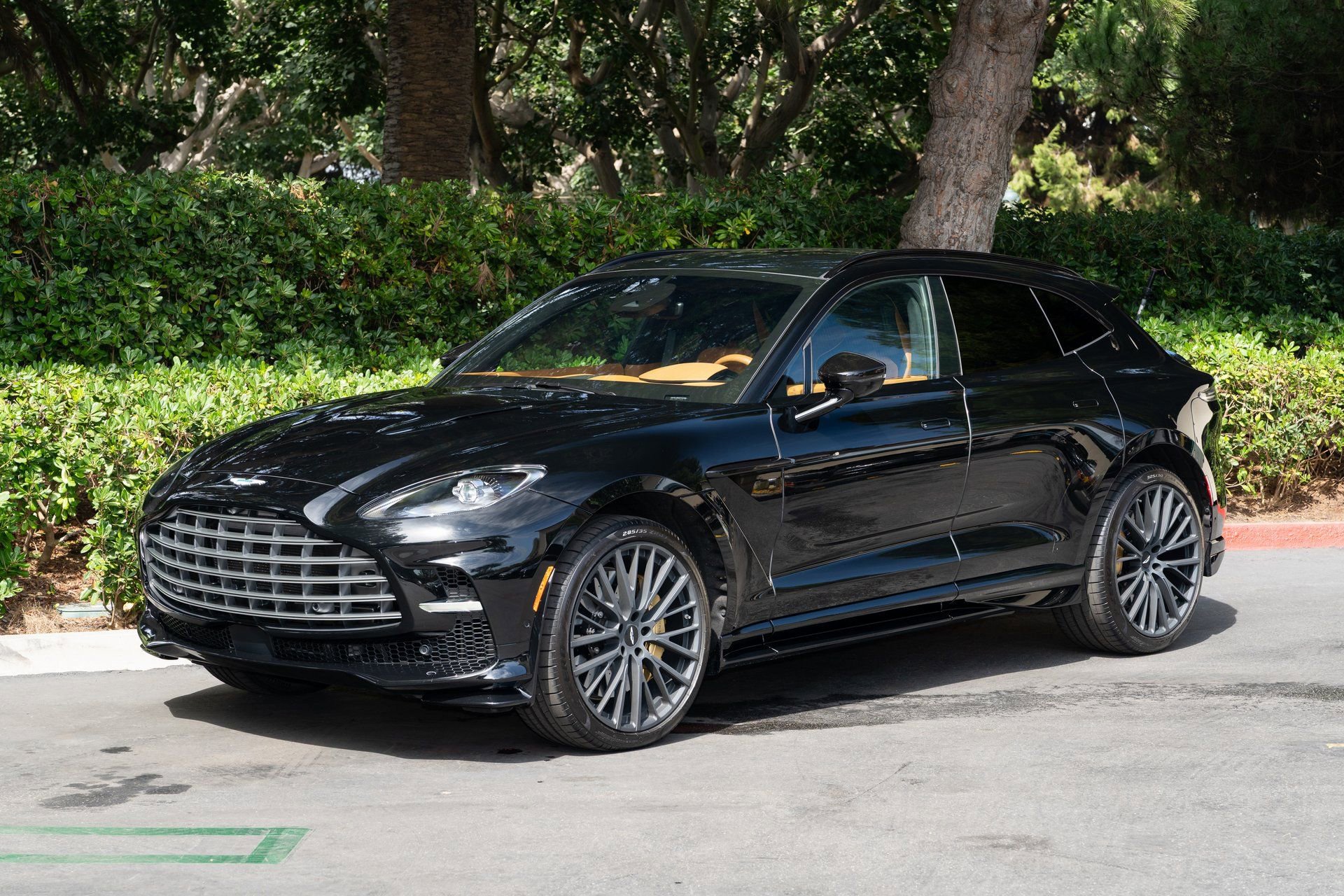 Used 2025 Aston Martin DBX 707 AWD/4WD image 2