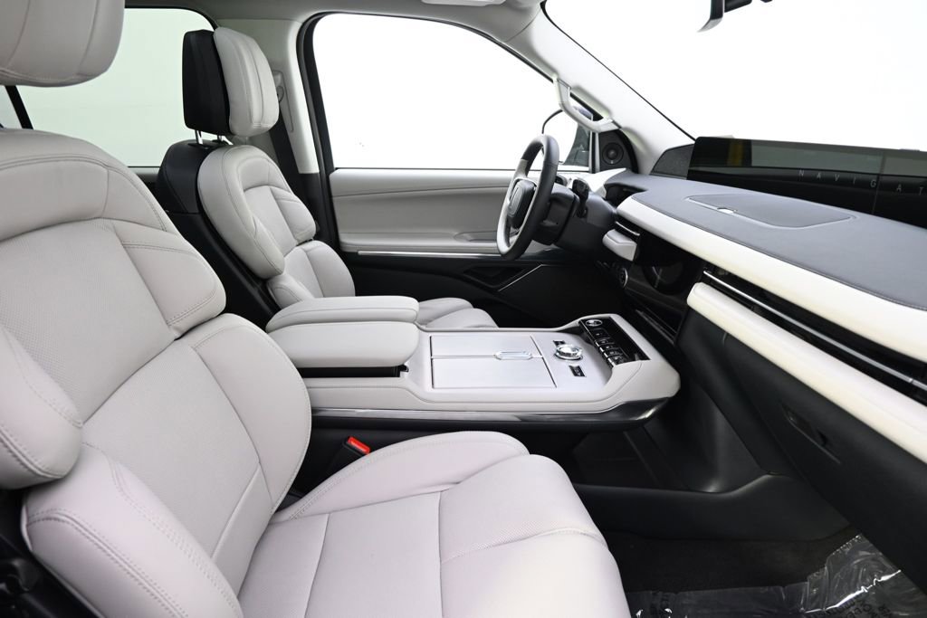 New 2026 Lincoln Navigator Reserve w/ Jet Appearance Package AWD/4WD image 16