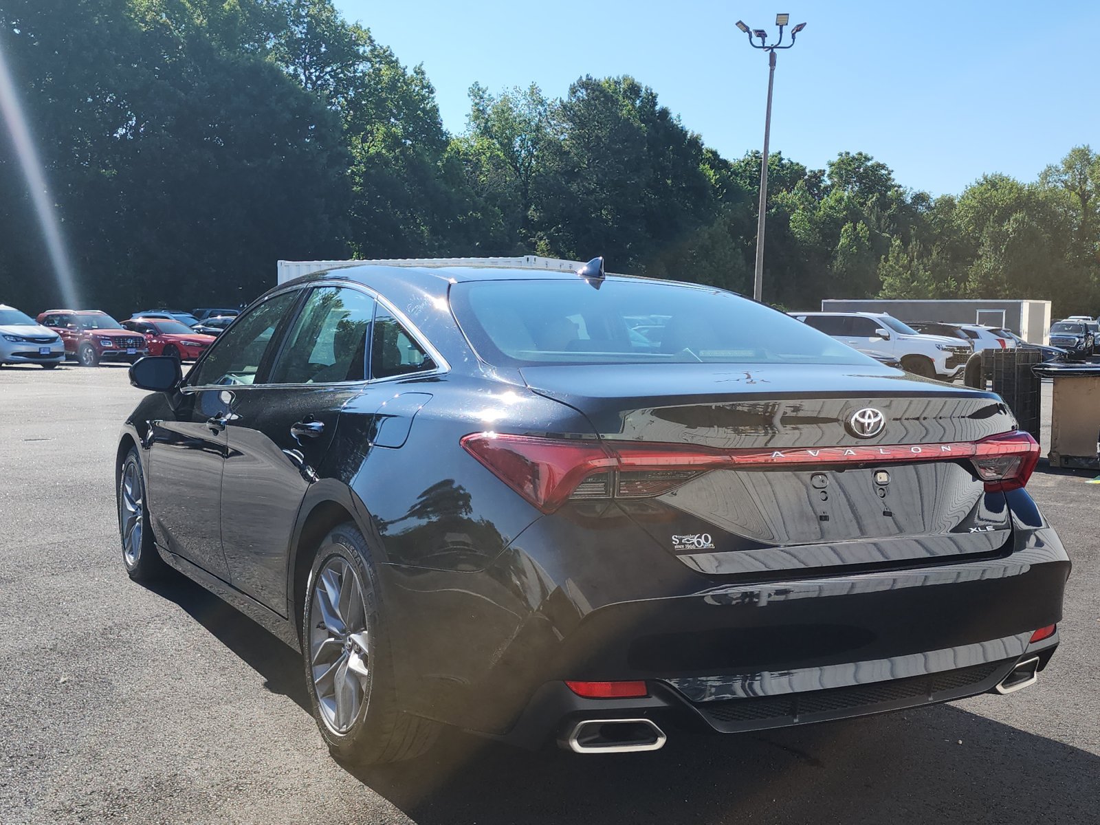 Used 2019 Toyota Avalon XLE w/ Moonroof Package FWD image 3