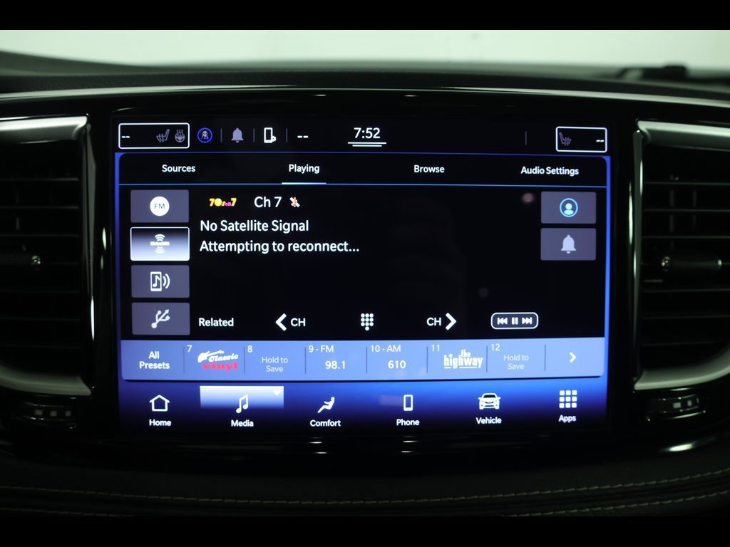 Used 2022 Chrysler Pacifica Touring-L image 26