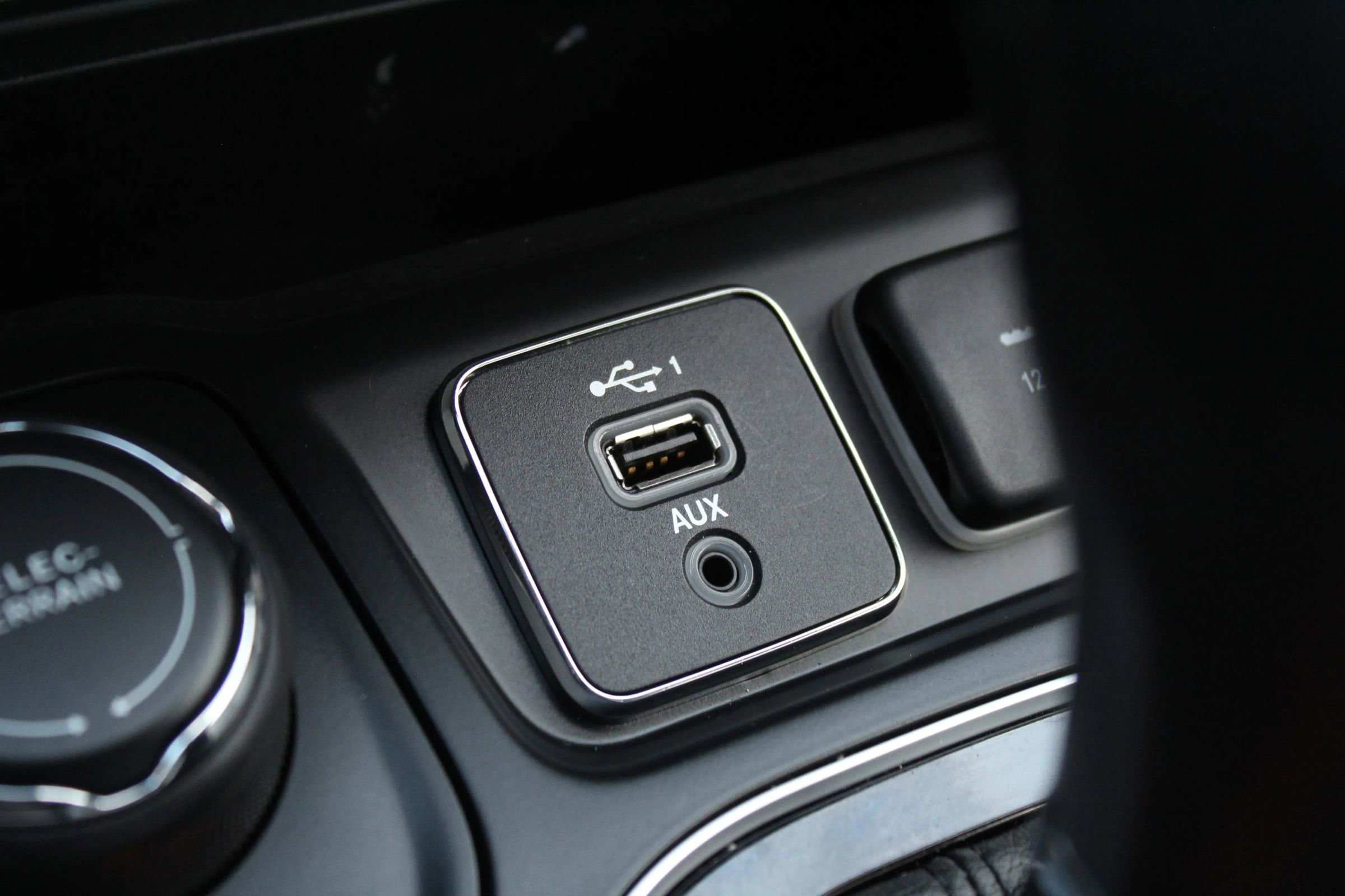 Used 2019 Jeep Cherokee Limited image 30