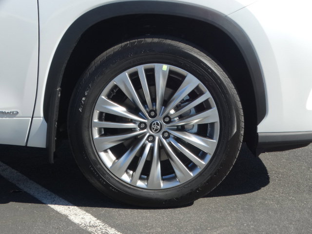 New 2026 Toyota Highlander Platinum image 4