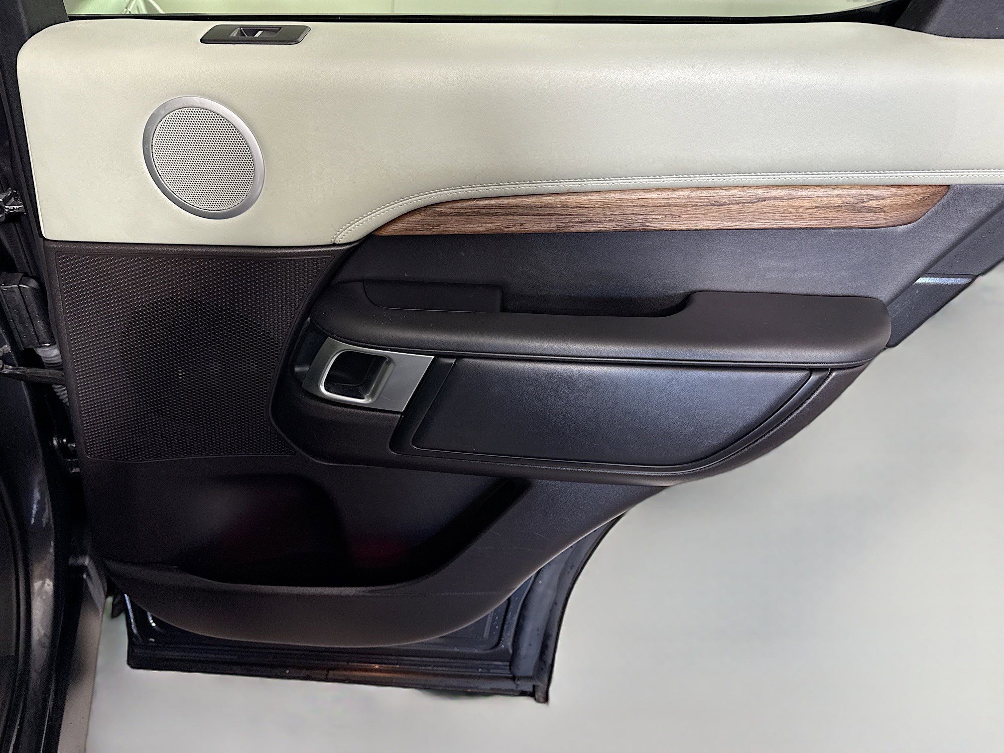 Used 2017 Land Rover Discovery HSE Luxury image 28