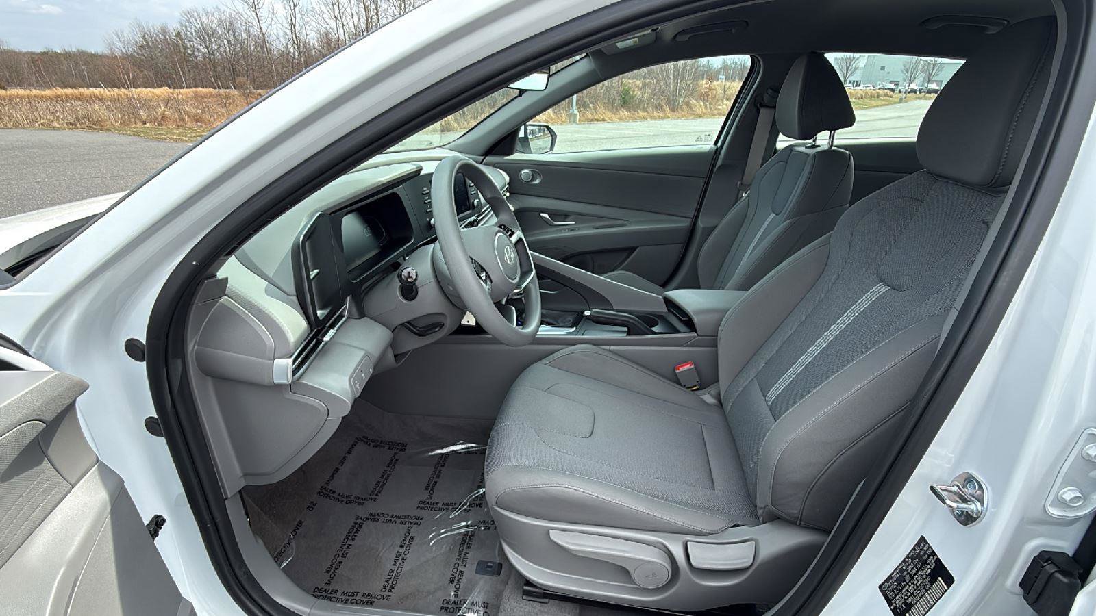 Used 2026 Hyundai Elantra SE FWD image 25