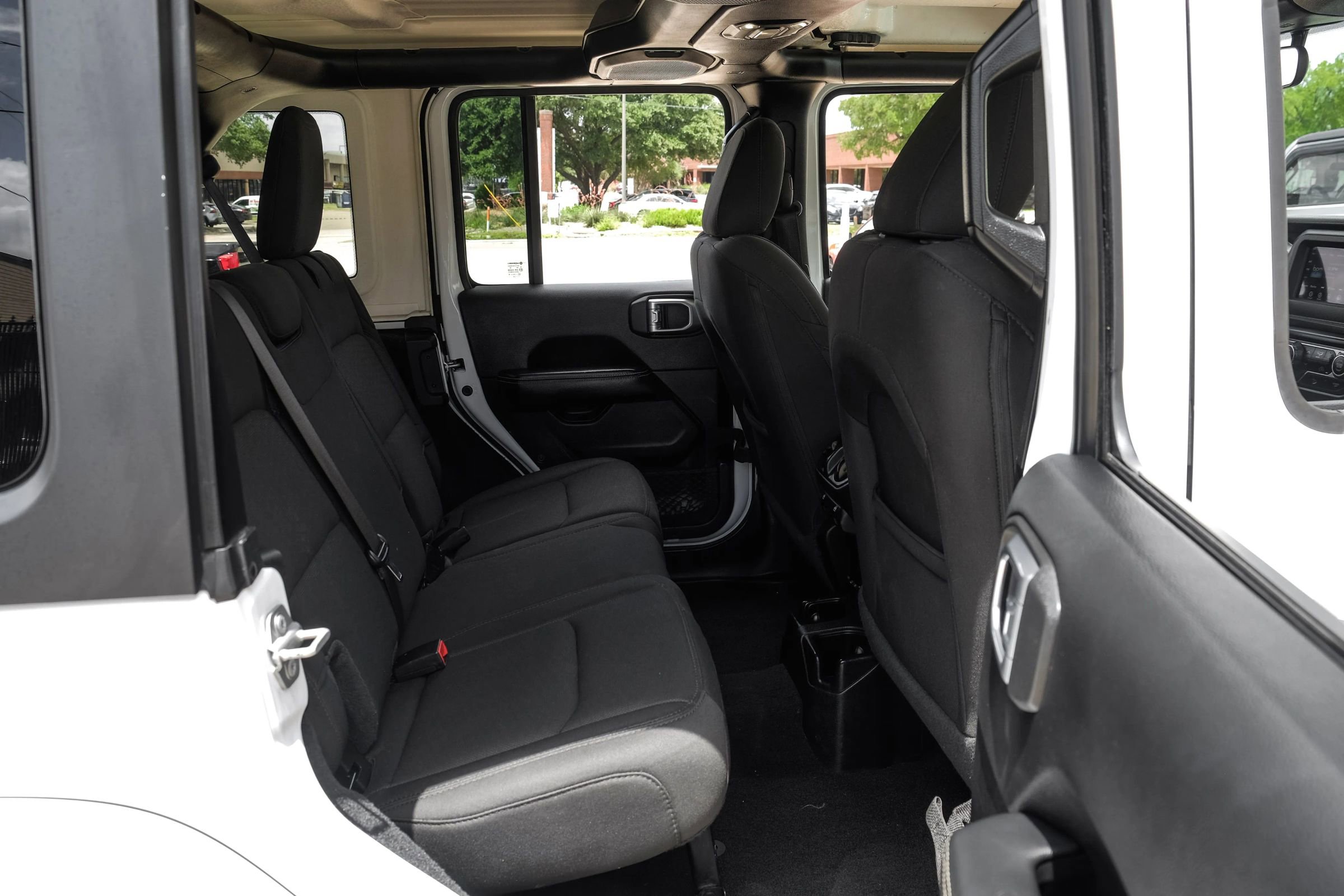 Used 2020 Jeep Wrangler Unlimited Sahara image 33