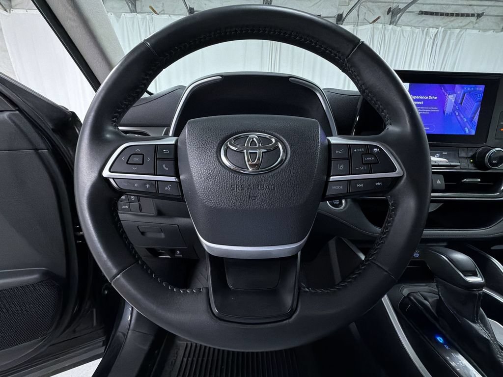 Certified 2024 Toyota Highlander XLE AWD/4WD image 16