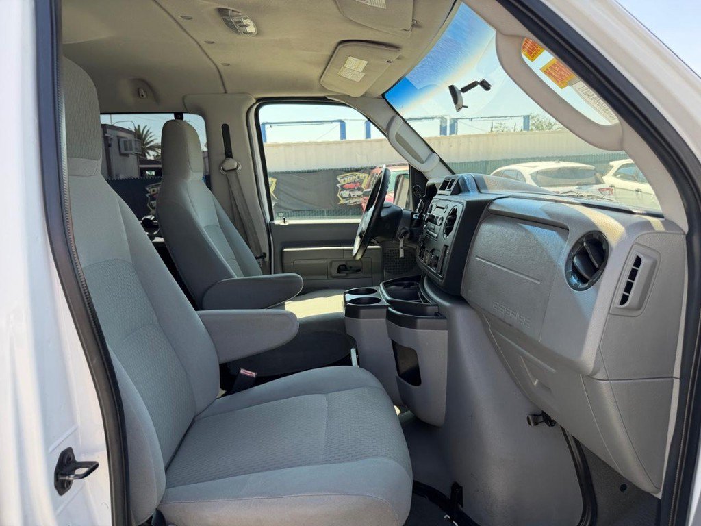 Used 2009 Ford E-350 and Econoline 350 Super Duty Wagon RWD image 21