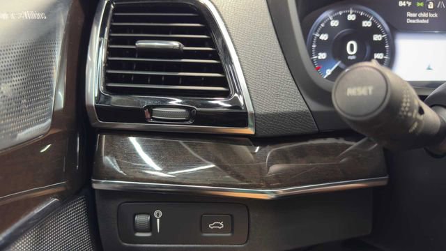 Used 2016 Volvo XC90 T6 Momentum w/ Momentum Plus Package image 31
